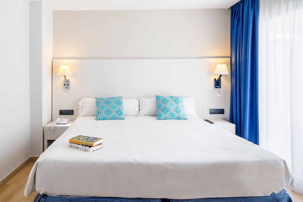 DOUBLE ROOM