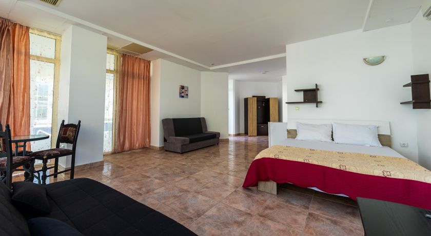 VILA 3-CAMERA 3- ETAJ 1 CU TERASA SI VEDERE PARTIALA LA MARE 