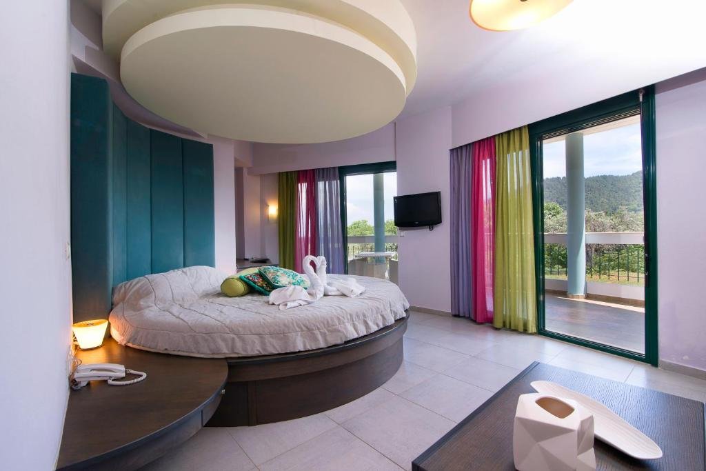 Junior Suite cu vedere laterala la mare