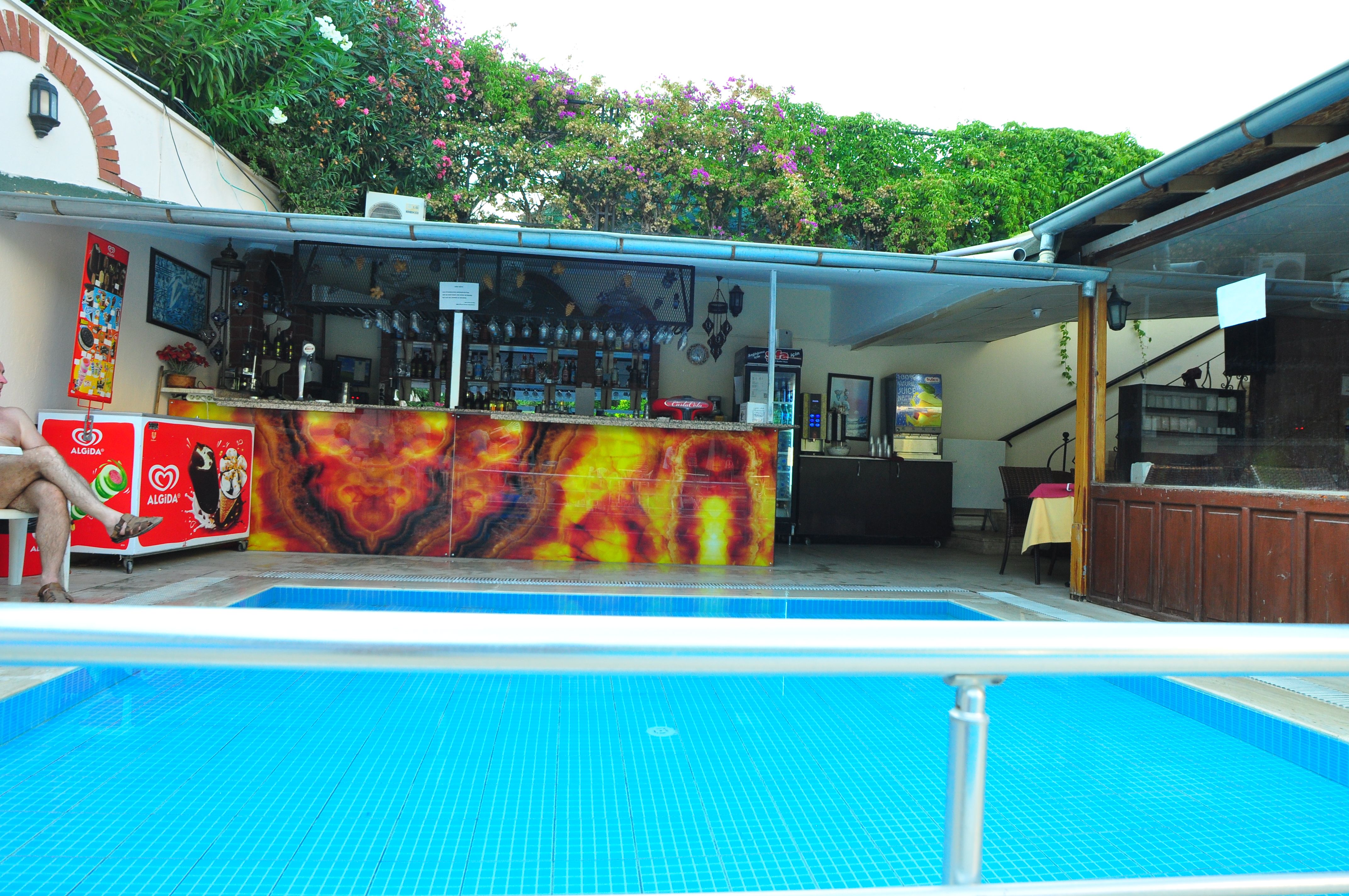 POOL BAR
