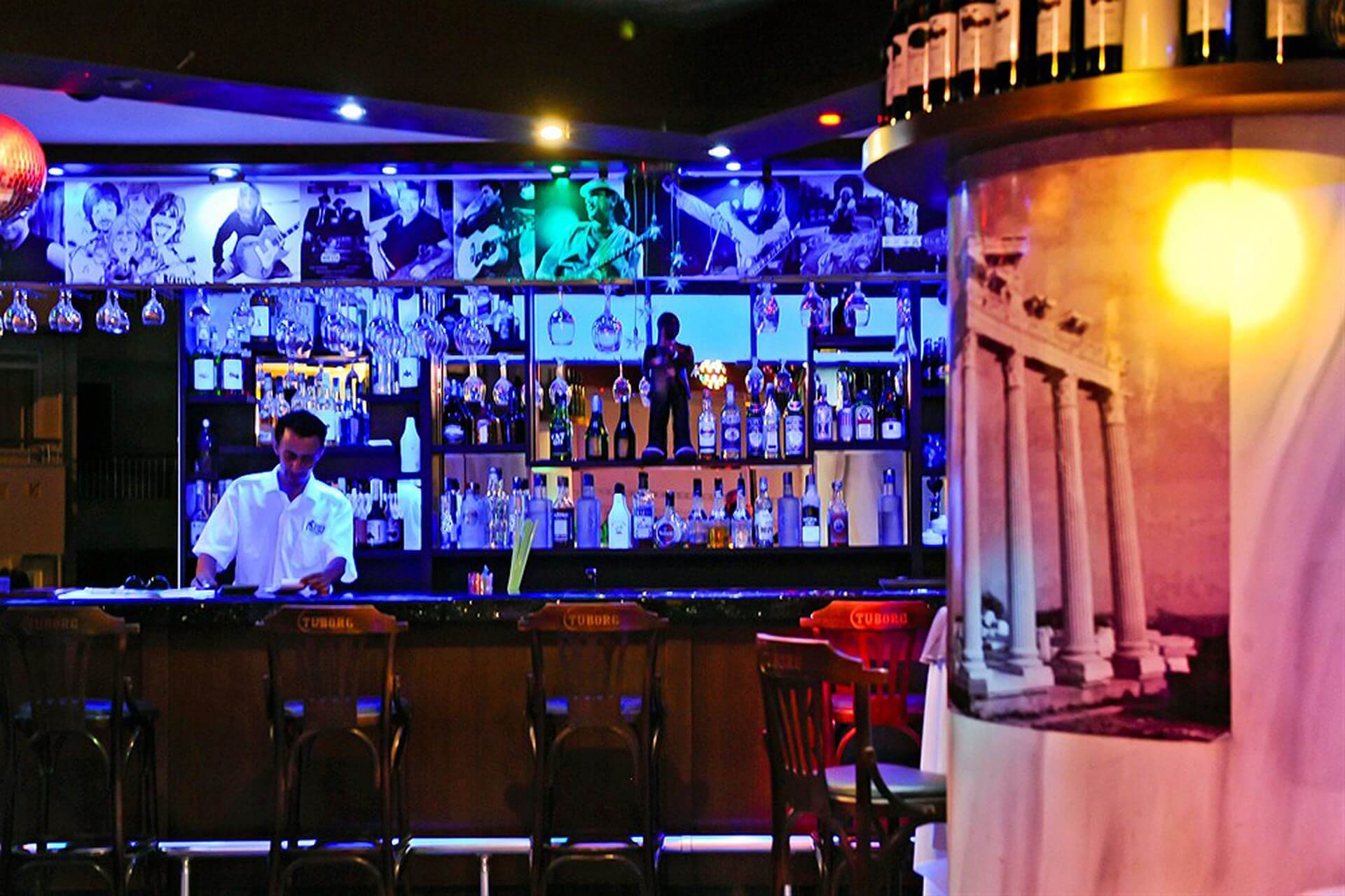 RESTAURANT BAR