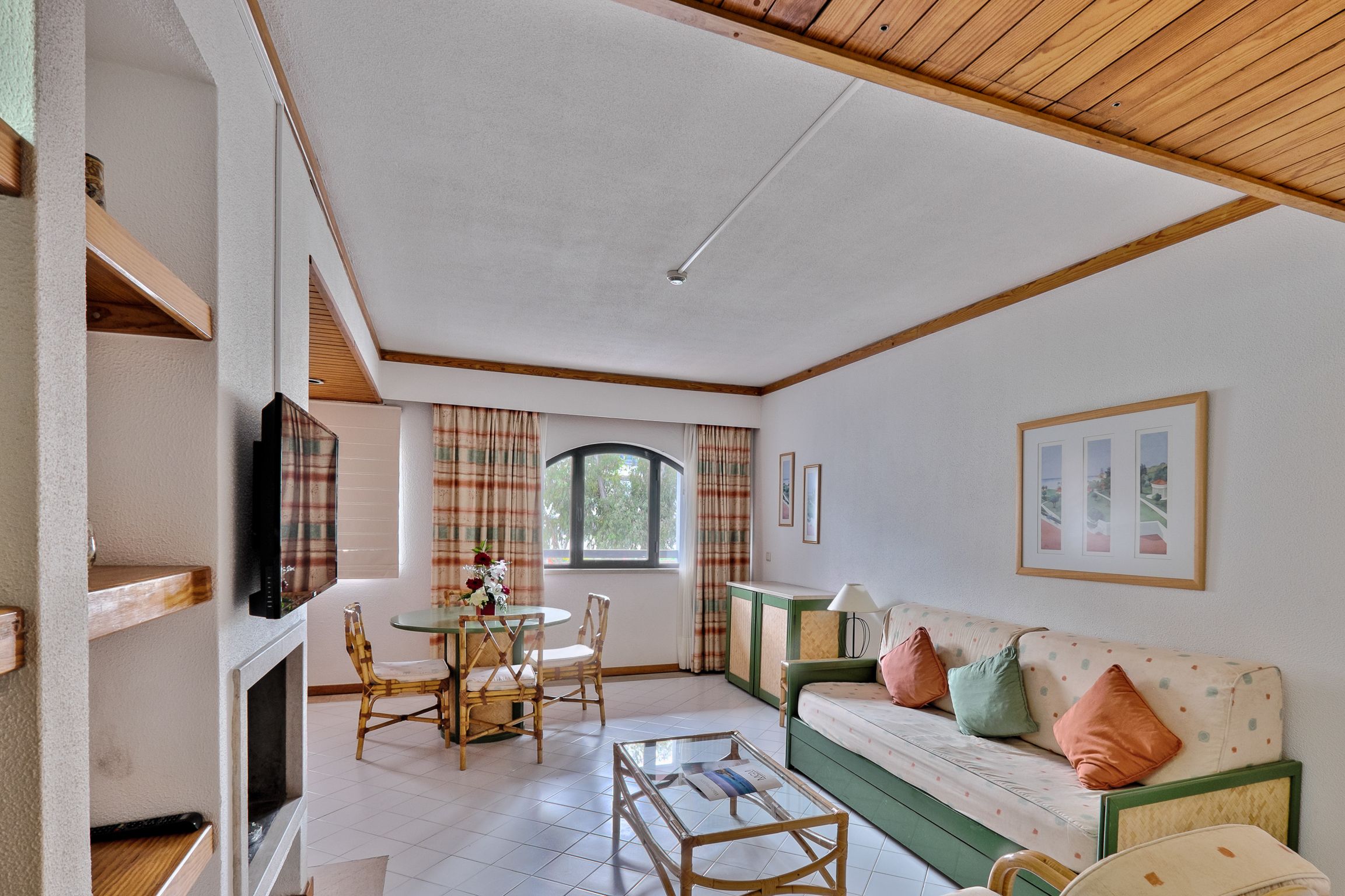 SUPERIOR ONE BEDROOM APARTMENT