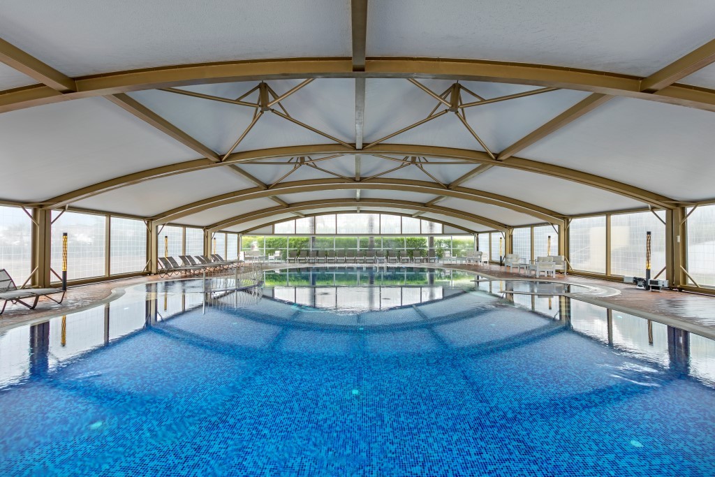 Piscină interioară