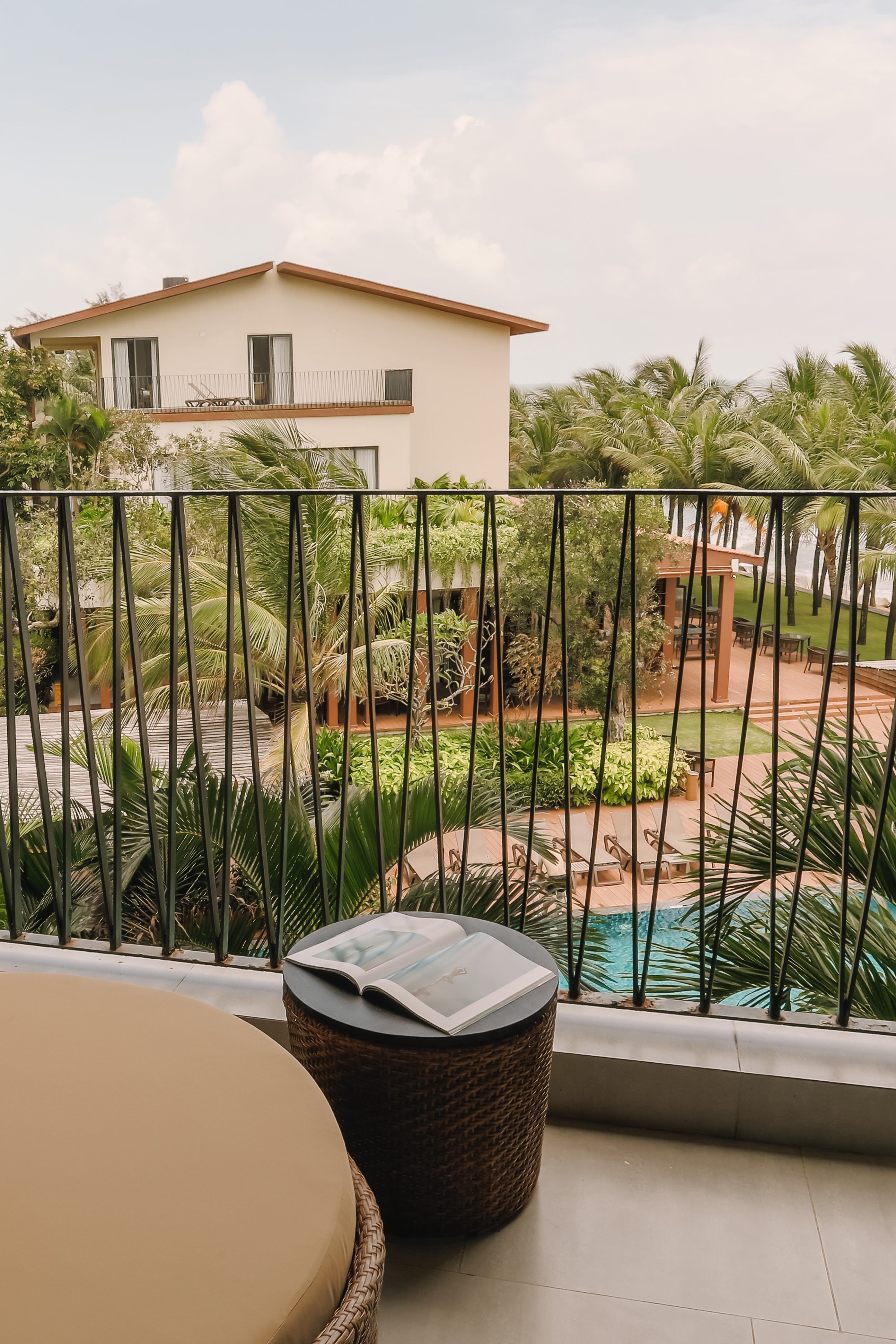 DELUXE POOL VIEW