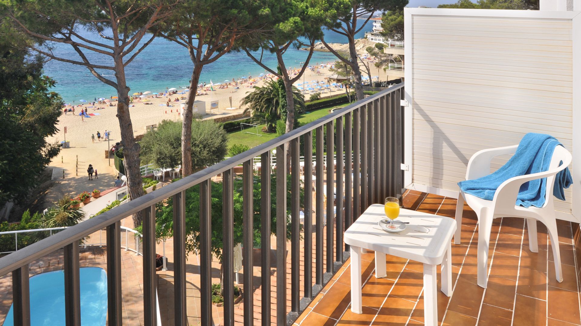 BALCONY ROOM