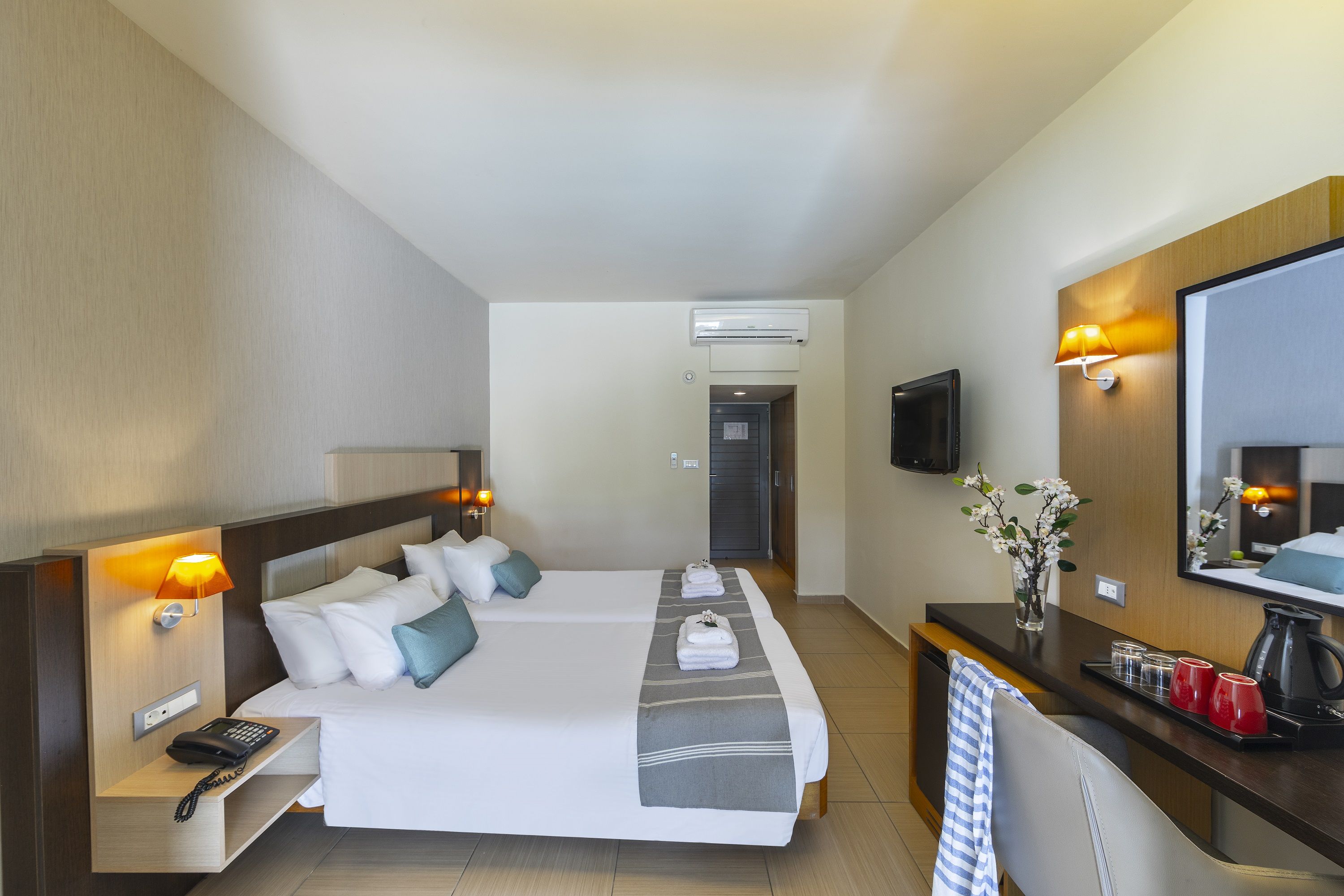 DBL Room Sharing Pool with Balcony or terrace