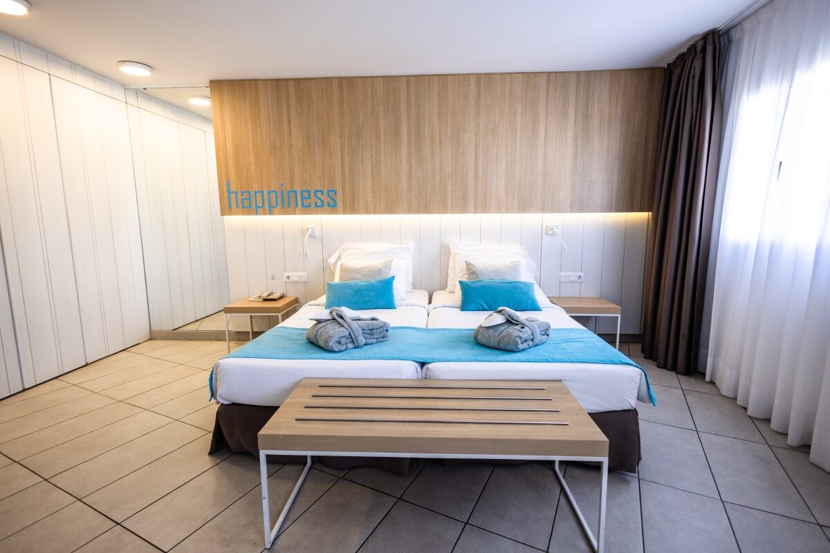 SUPERIOR DOUBLE ROOM WITH BALCONY LIMITED SEA VIEW
