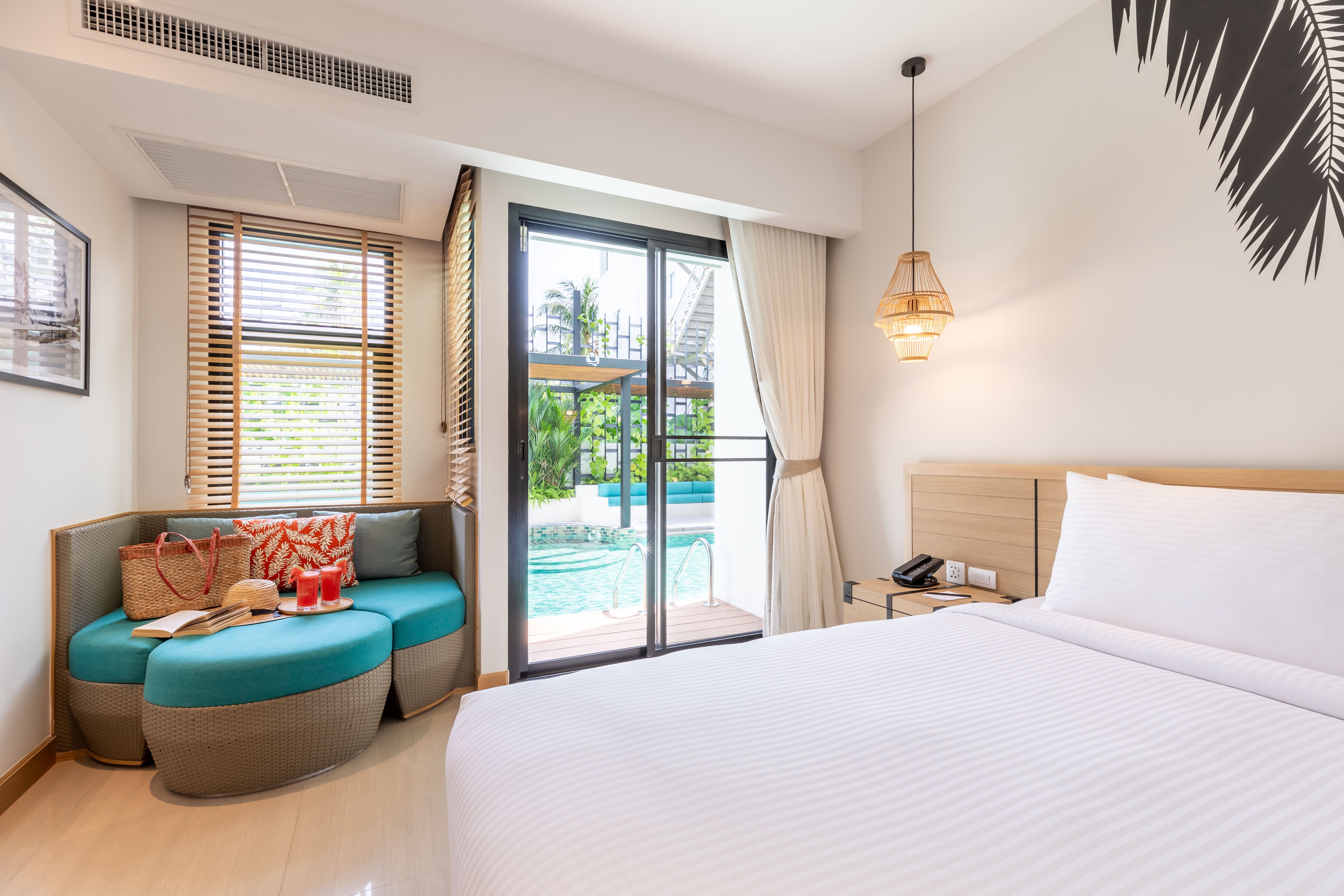 DELUXE POOL ACCESS ROOM KING BED