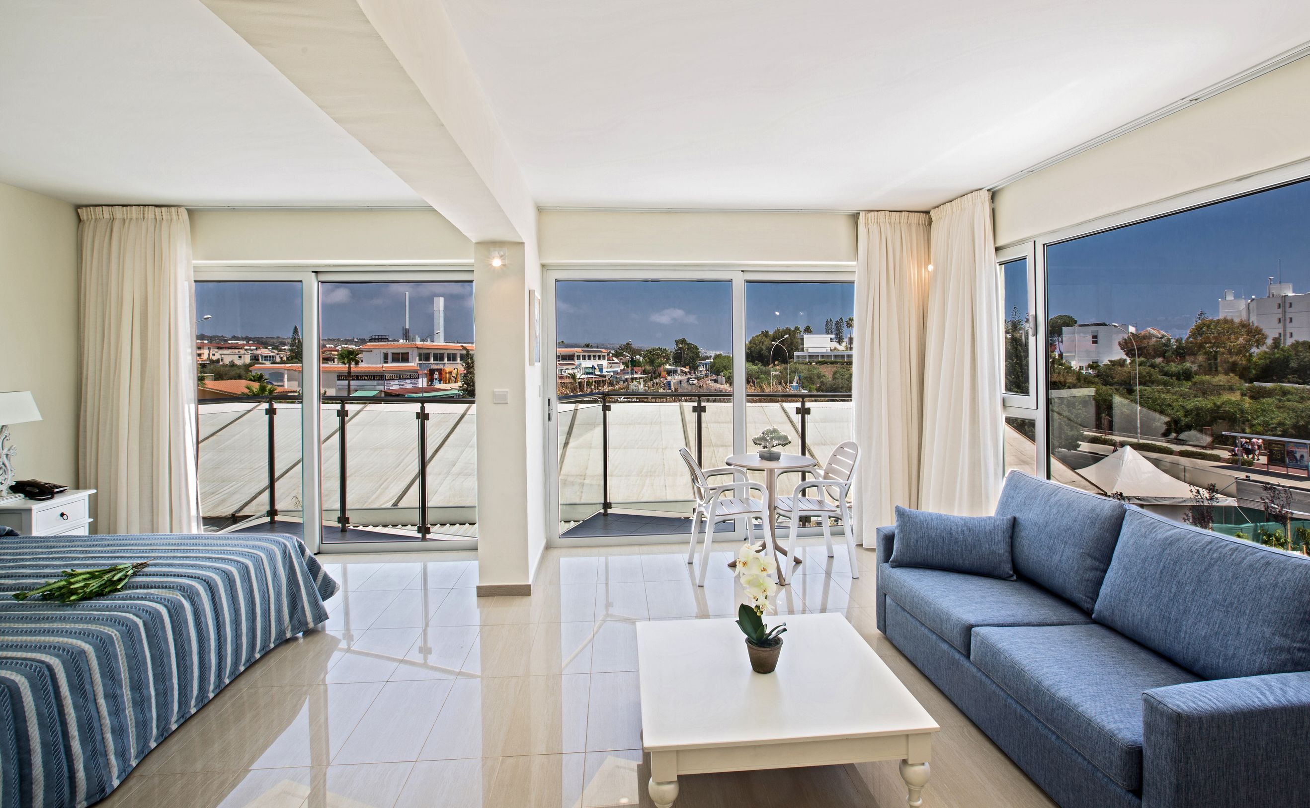 SUITE FAMILY ROOM SIDE INLAND VIEW
