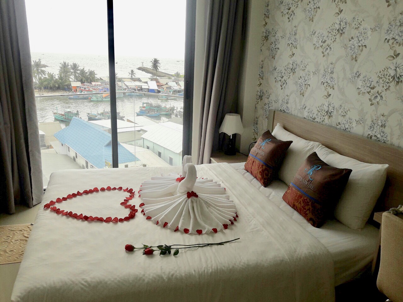 DELUXE DOUBLE ROOM