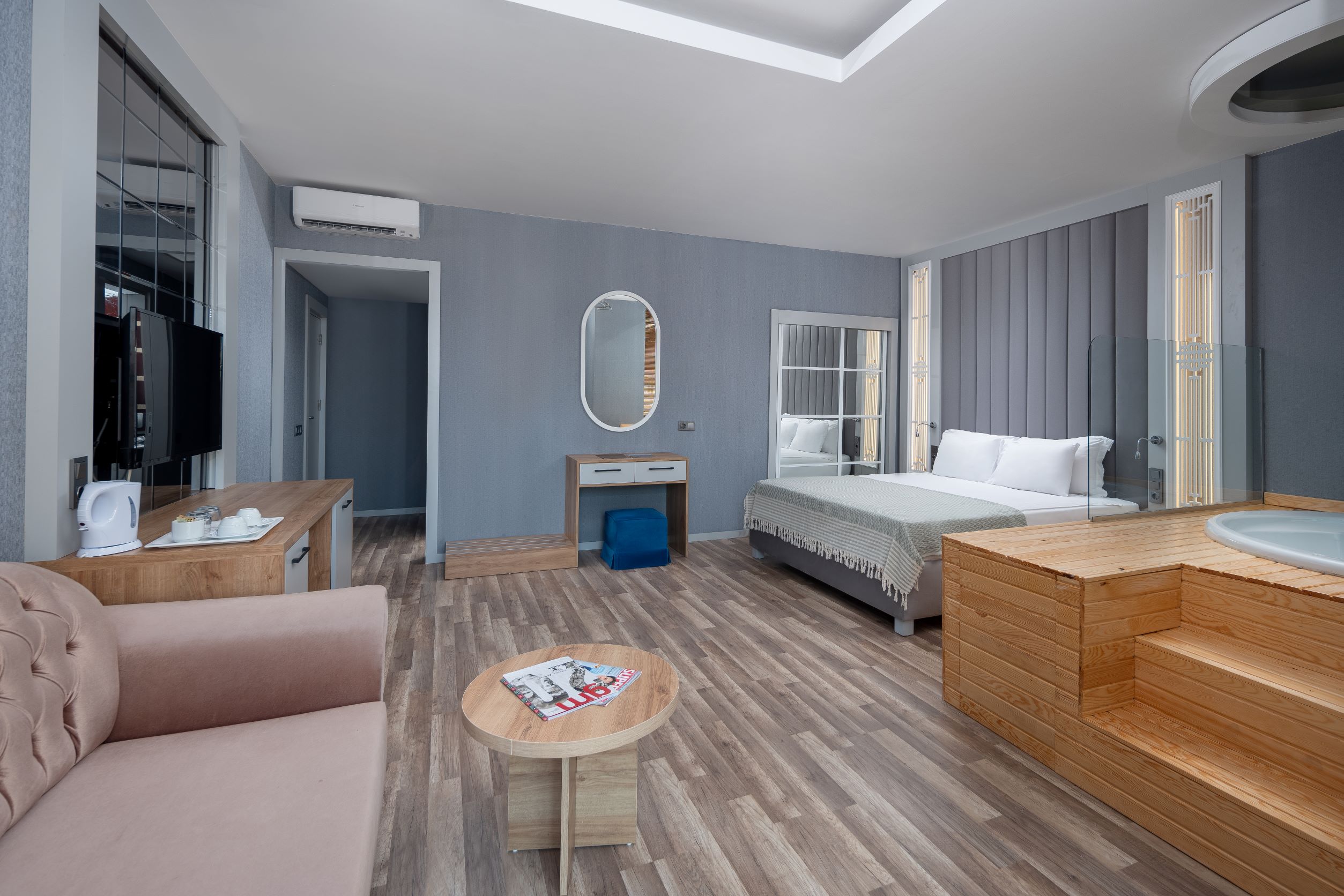 JUNIOR SUITE SEA/POOL VIEW & JACUZZI
