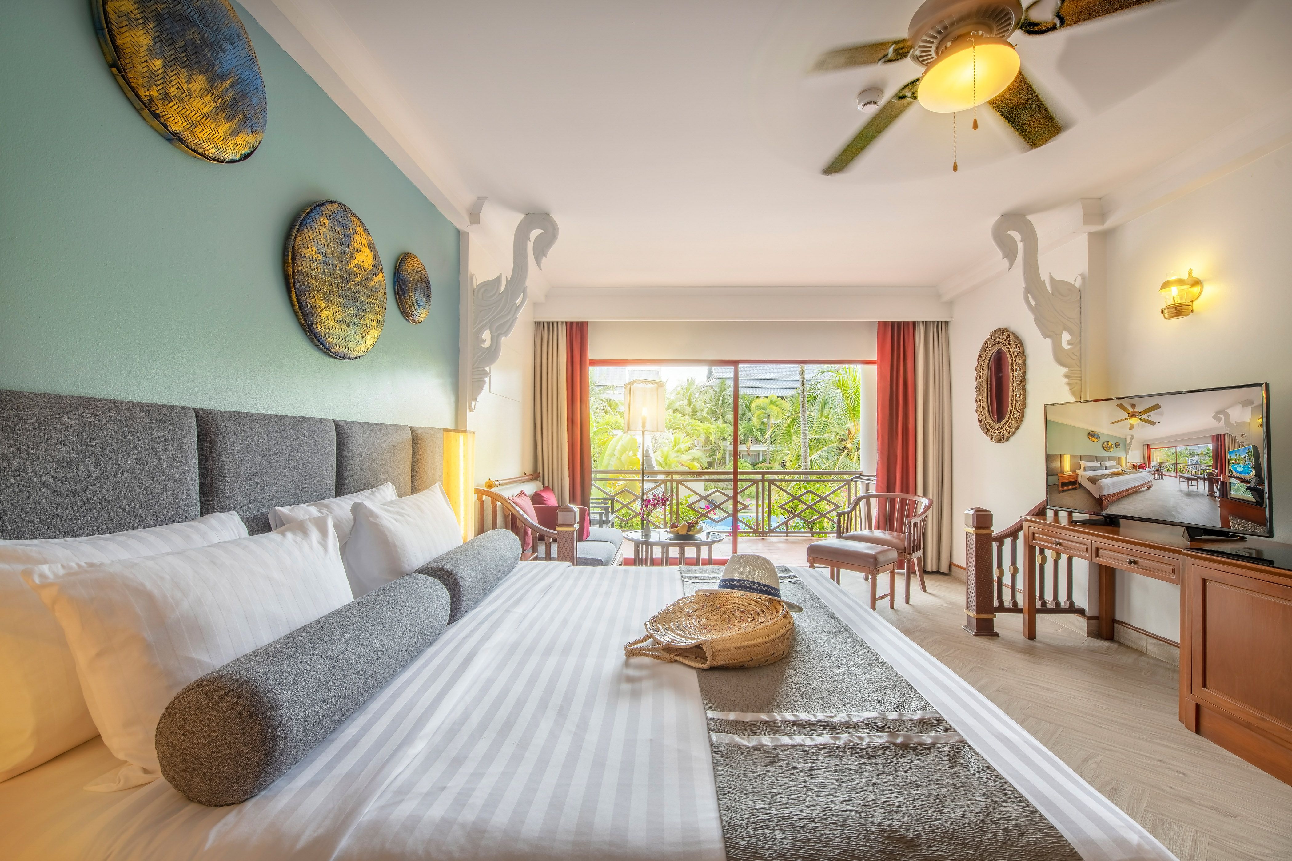 EXECUTIVE ROOM 