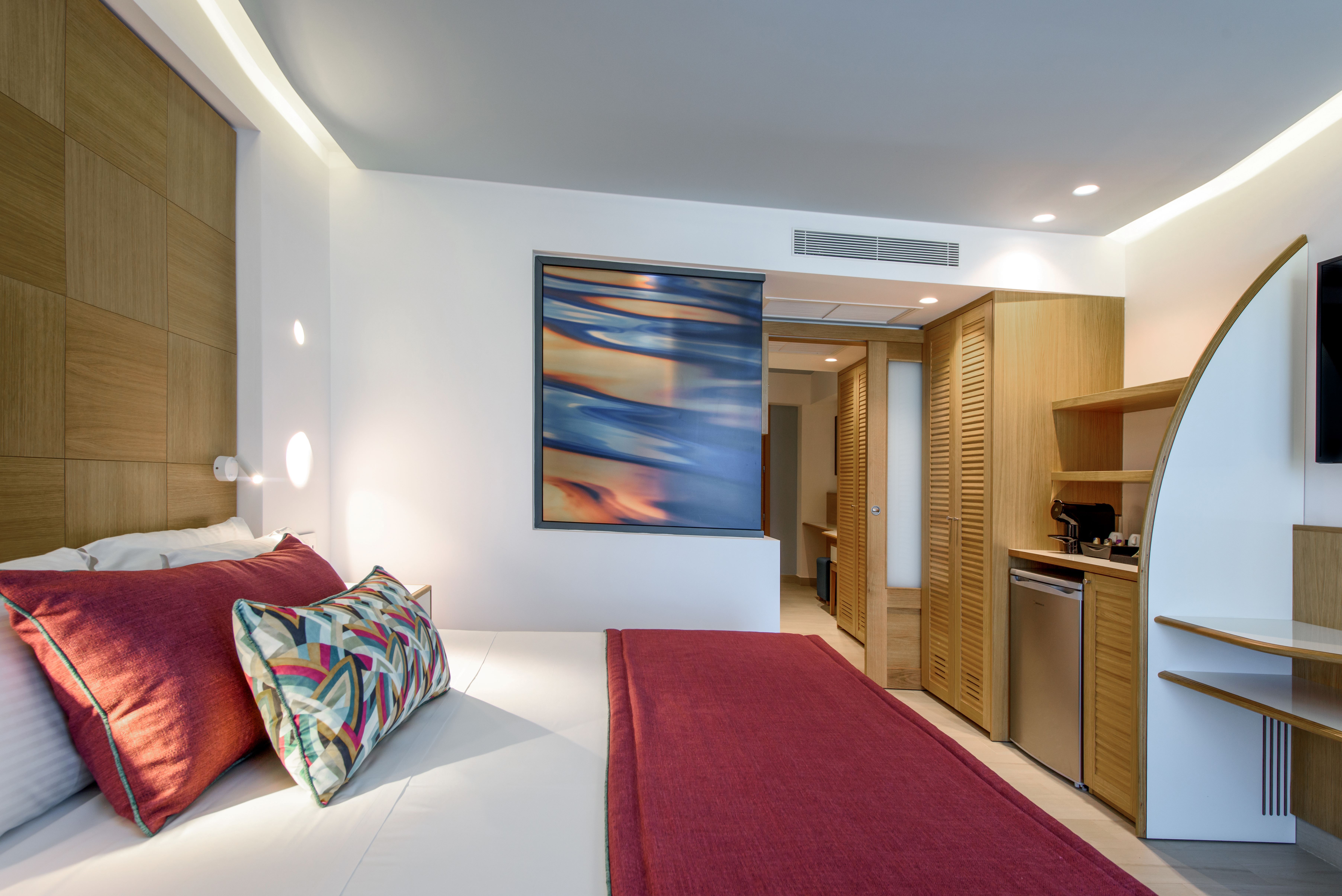2 Bedroom Family Pool or Sea View 