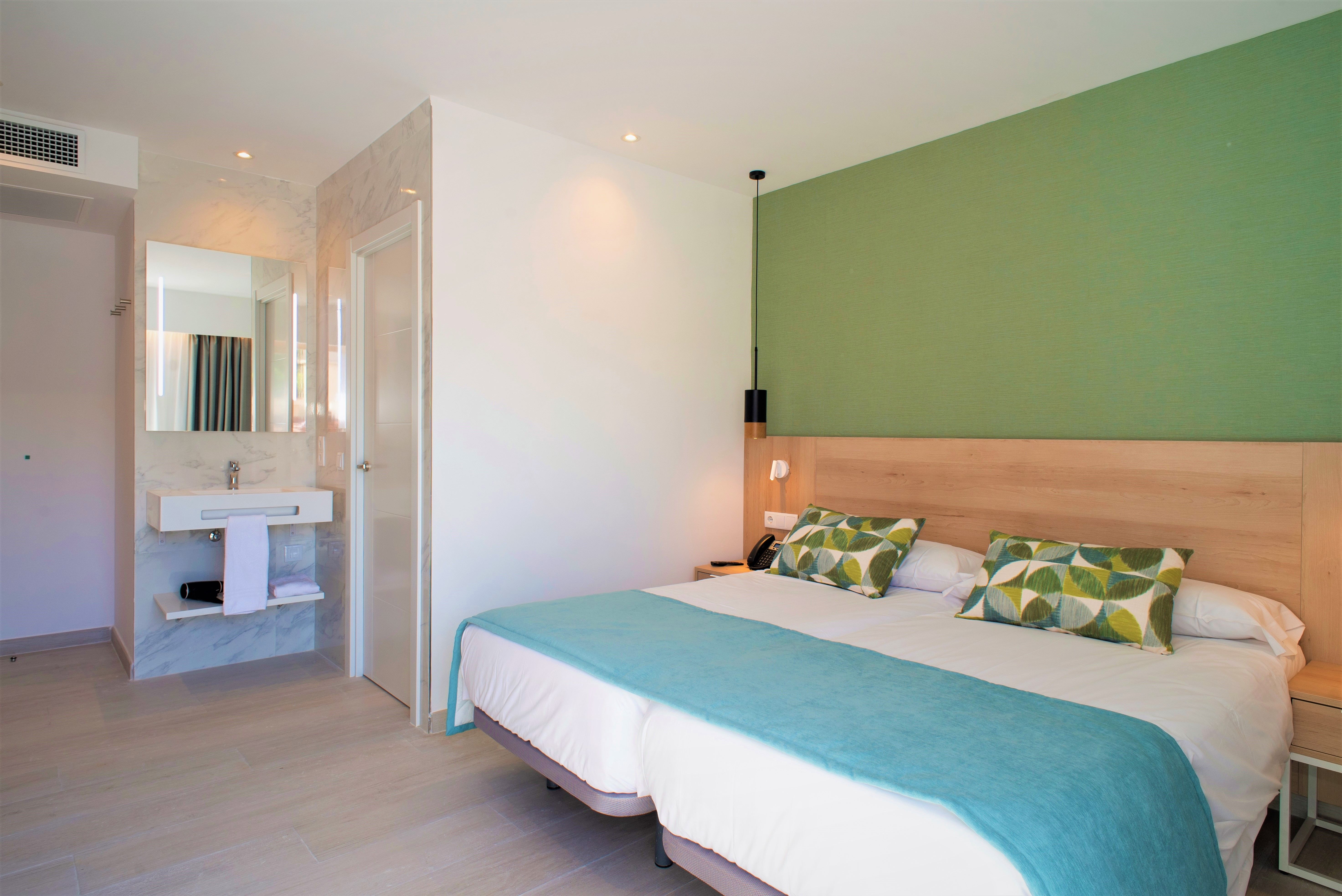 DB - TWIN ROOM BALCONY OR TERRACE