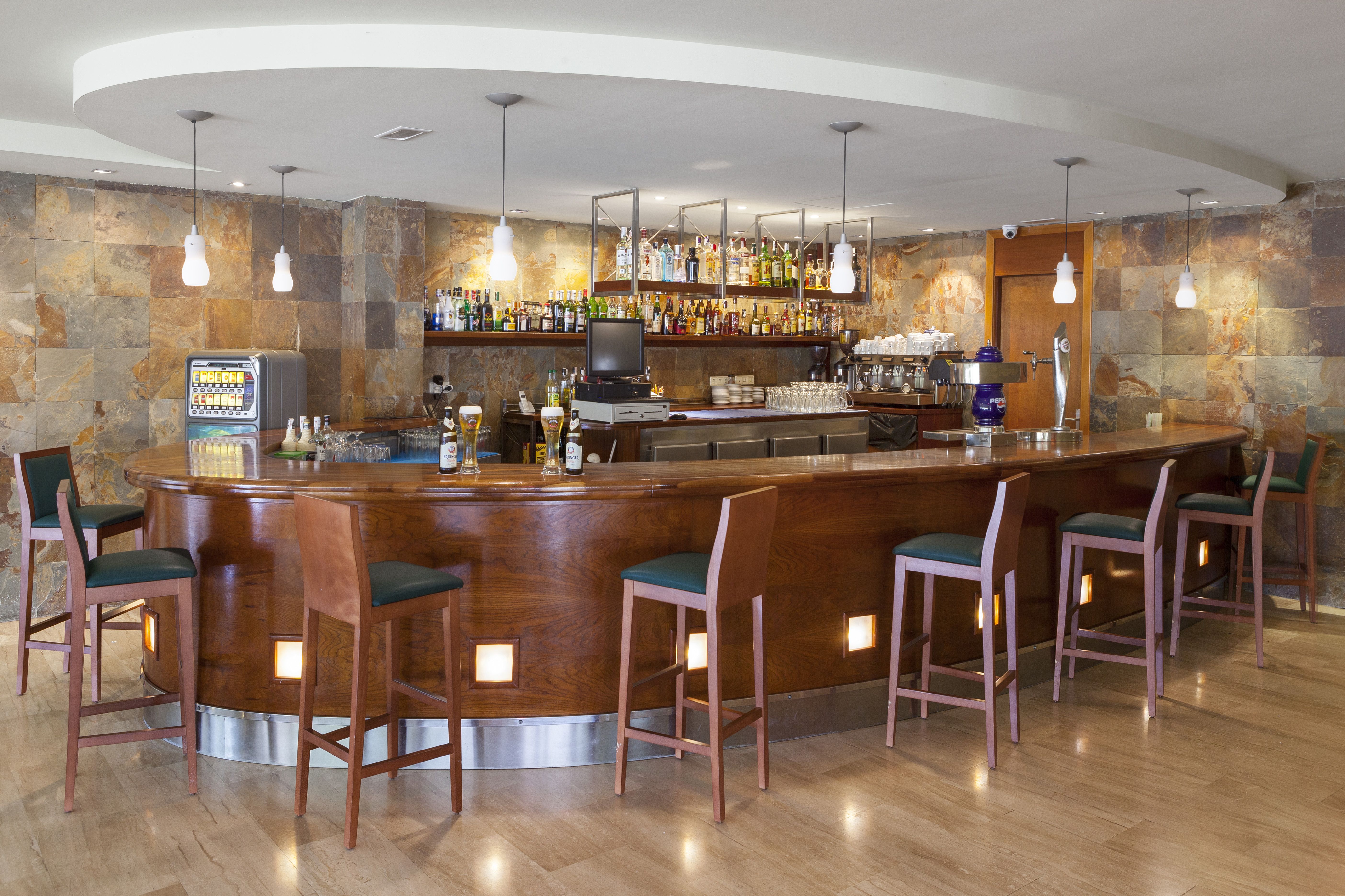 LOUNGE BAR