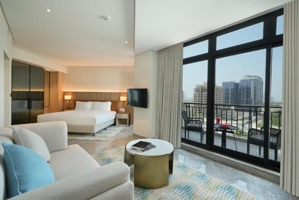 GUEST ROOM WITH BALCONY – KING BED 