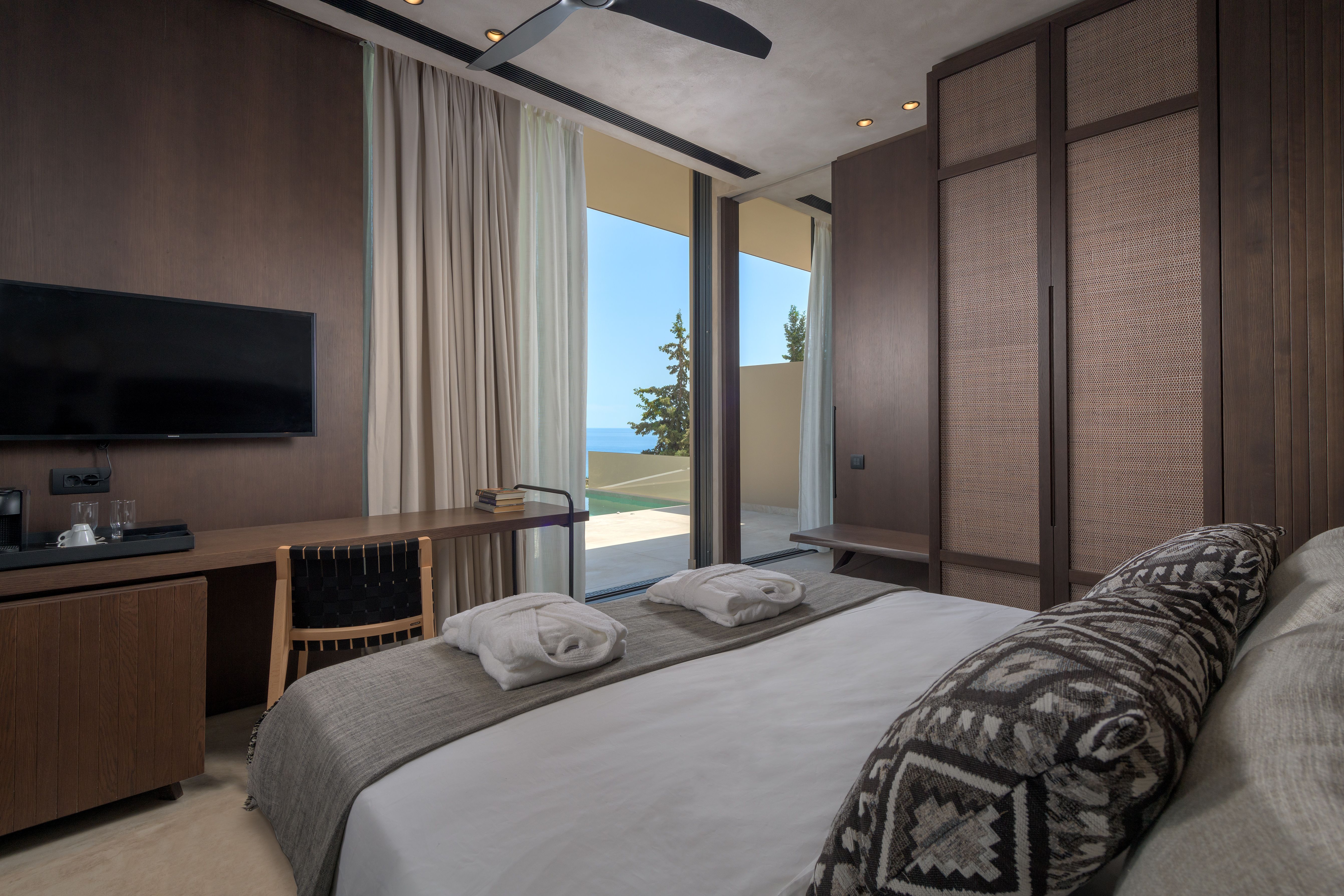 GEA ADULTS-ONLY SUITE SEA VIEW WITH PRIVATE POOL 