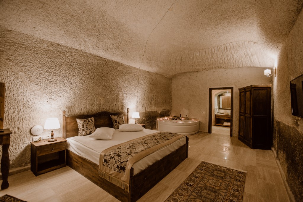 HONEYMOON SUITE