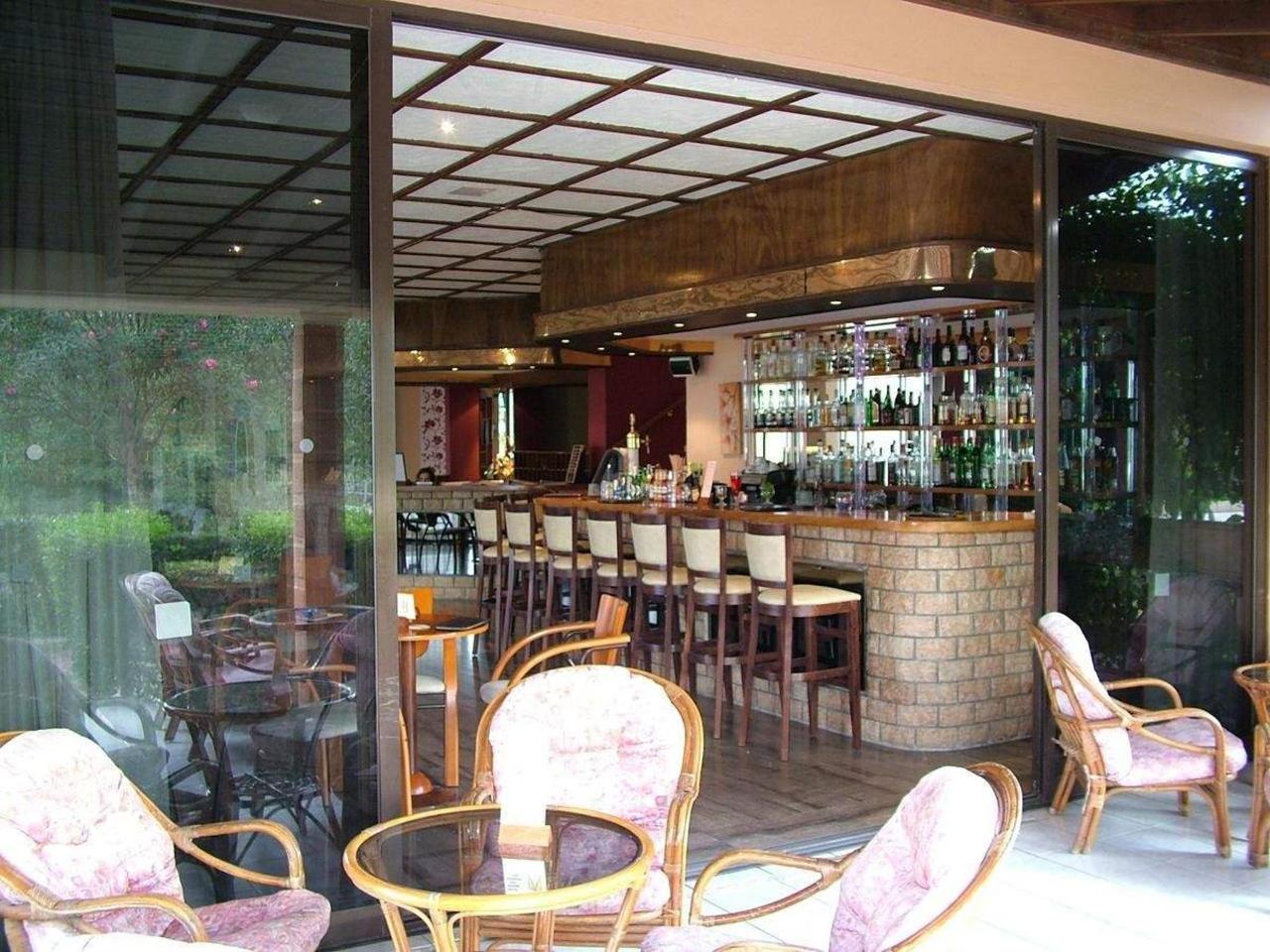 MAIN LOBBY BAR