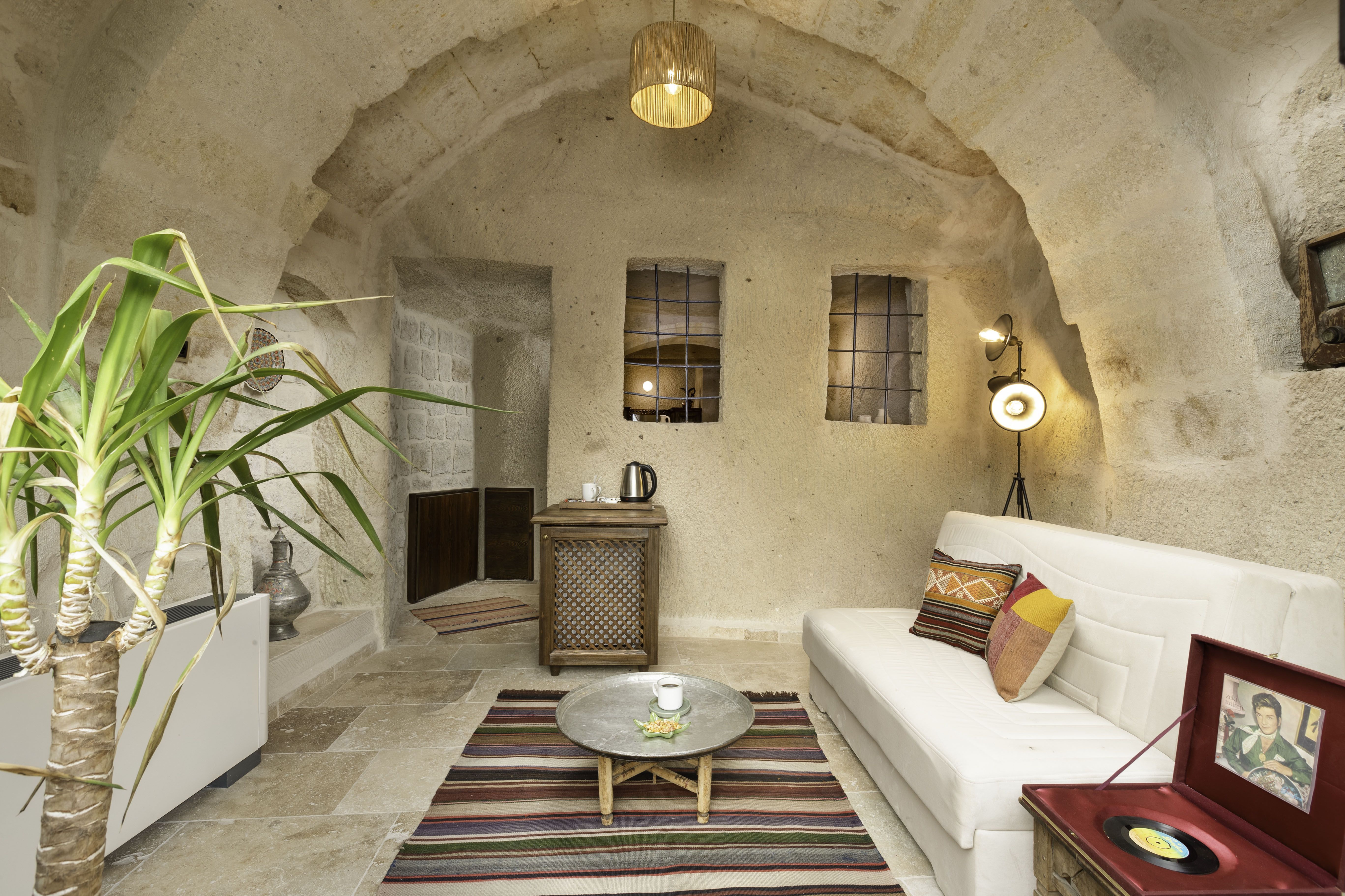 CAVE ROOM WITH JACUZZI