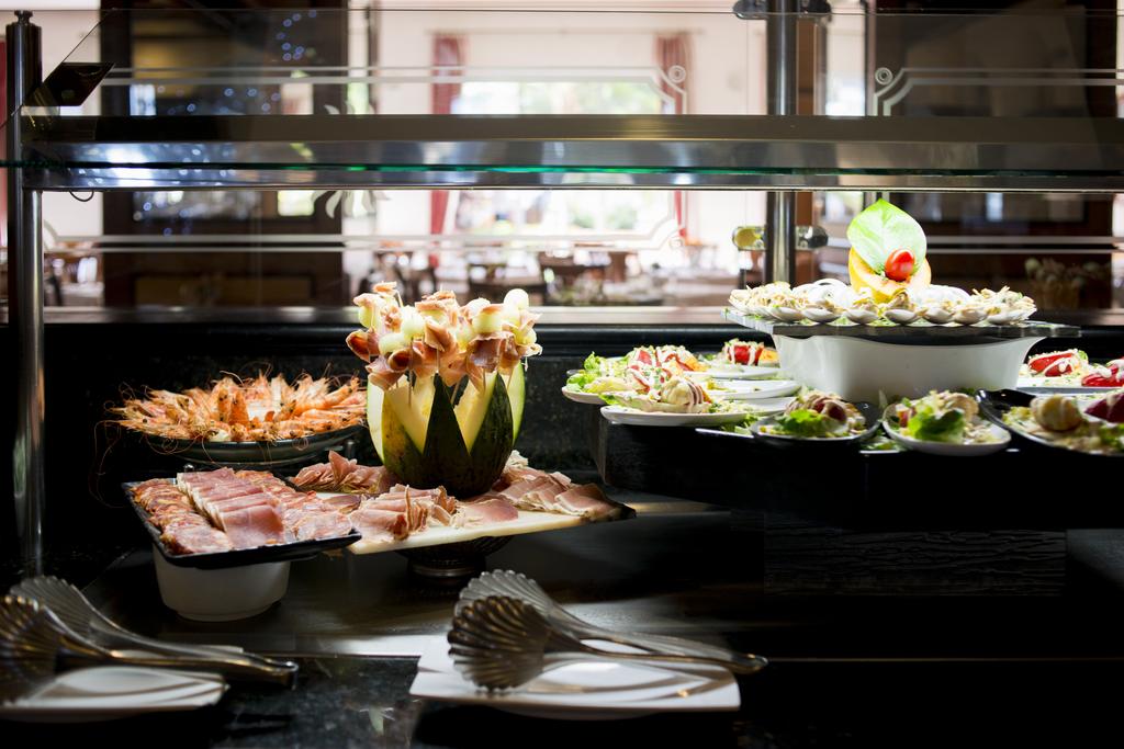 MAIN RESTAURANT