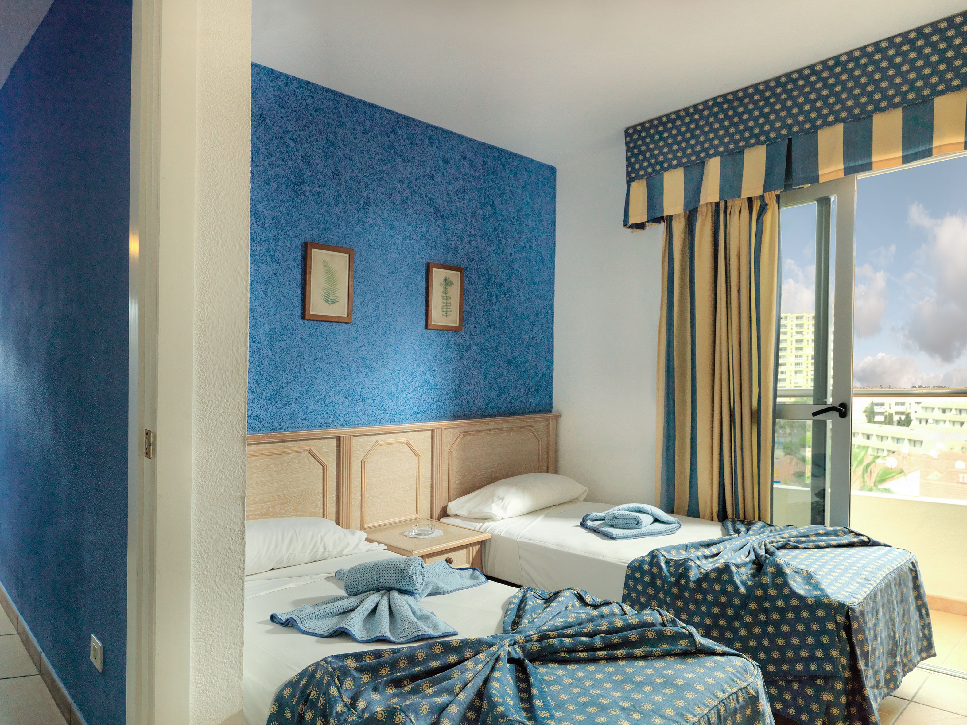 3 BEDROOM APARTMENT BALCONY OR TERRACE