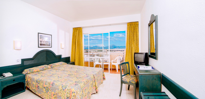 Mallorca, Hotel Pinero Bahia de Palma, camera, vedere camera, pat, televizor.jpg