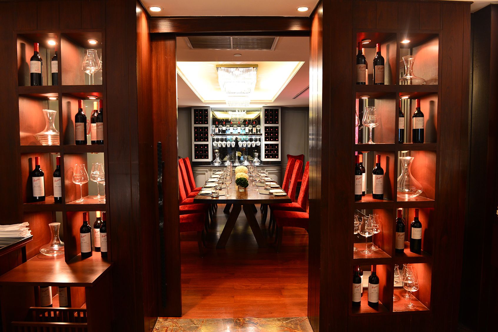 FIREPLACE GRILL AND BAR