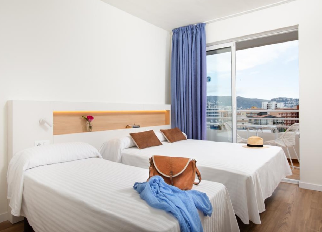 DOUBLE ROOM
