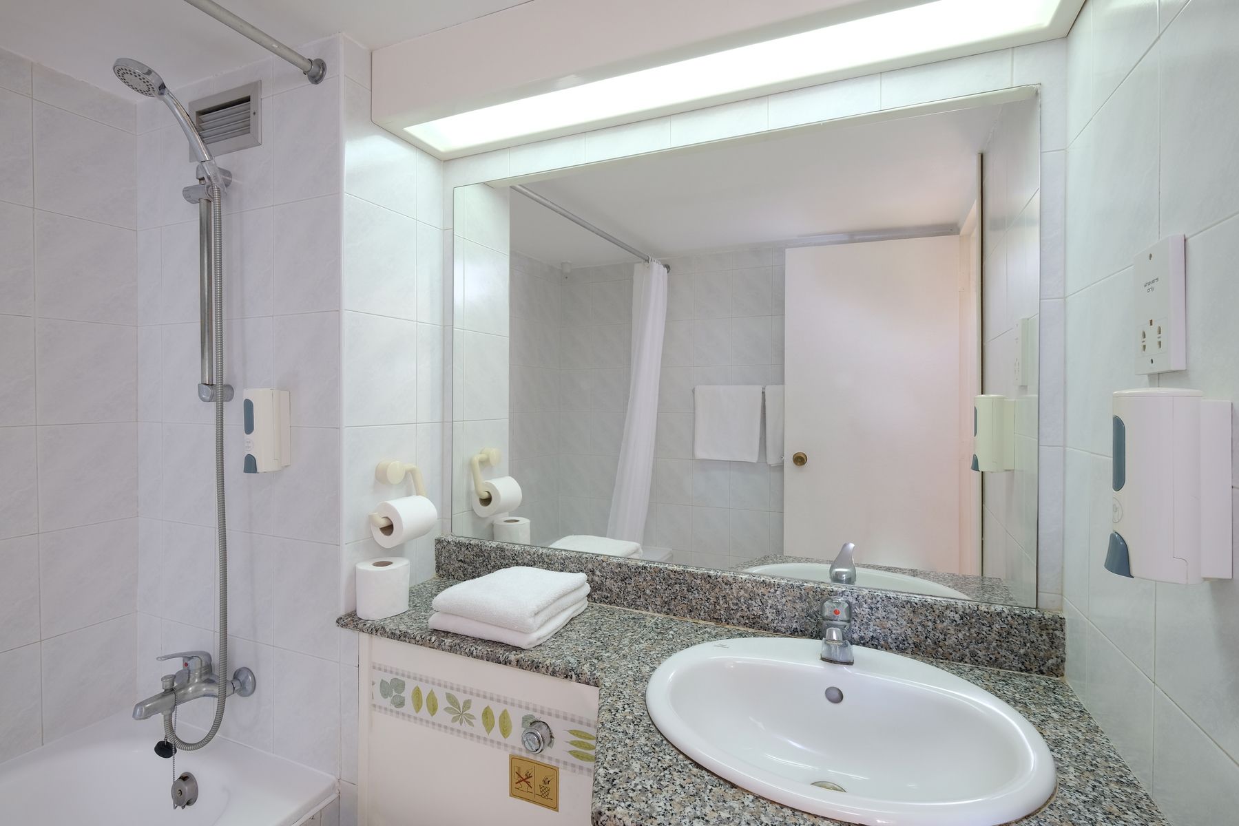 Double Standard Room (LateralSeaView, Balcony)	