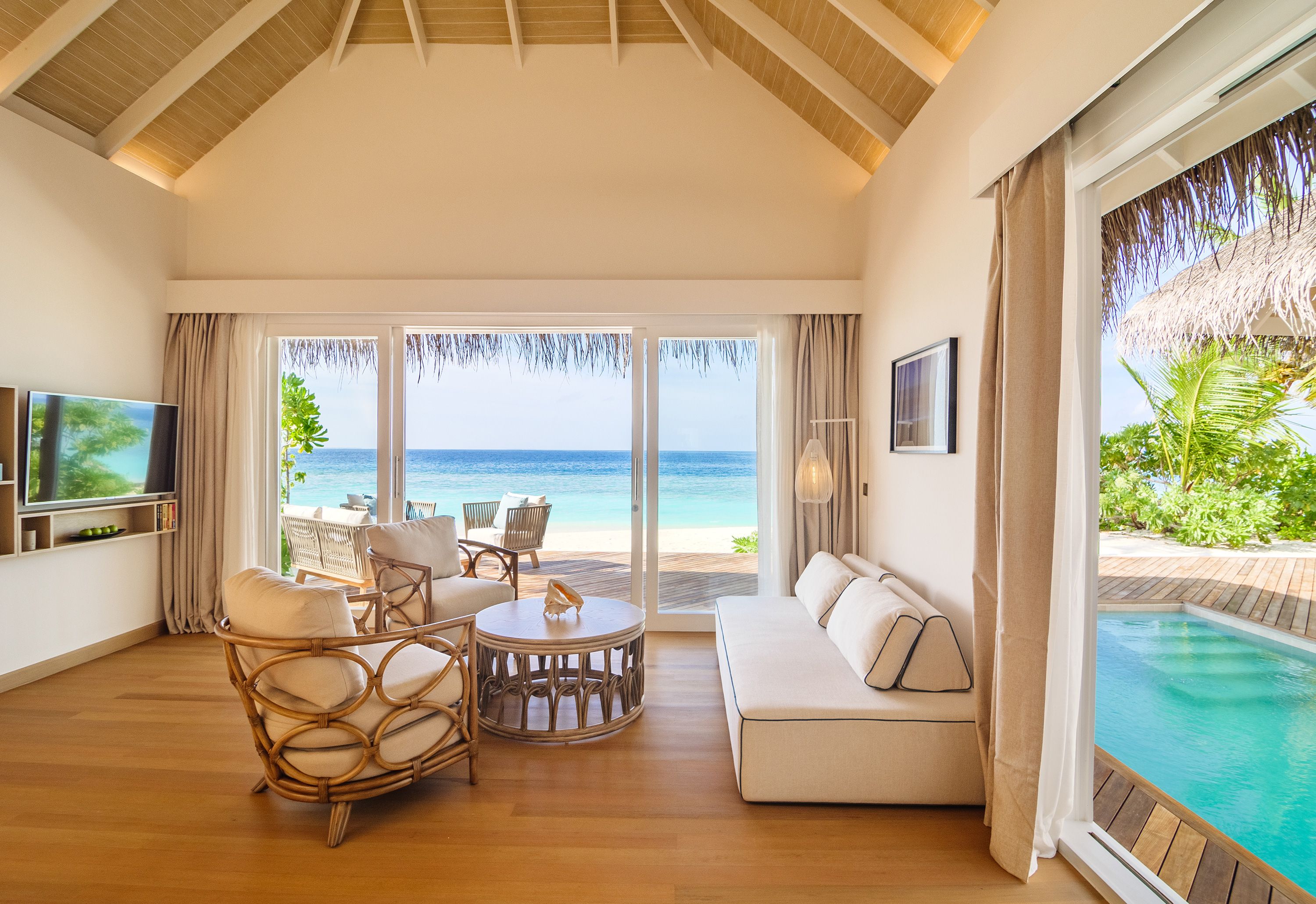 DELUXE BEACH SUITE WITH POOL