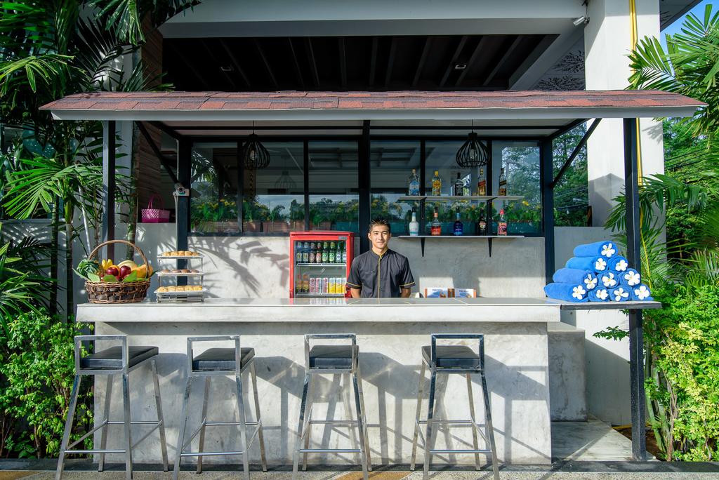 Pool Bar