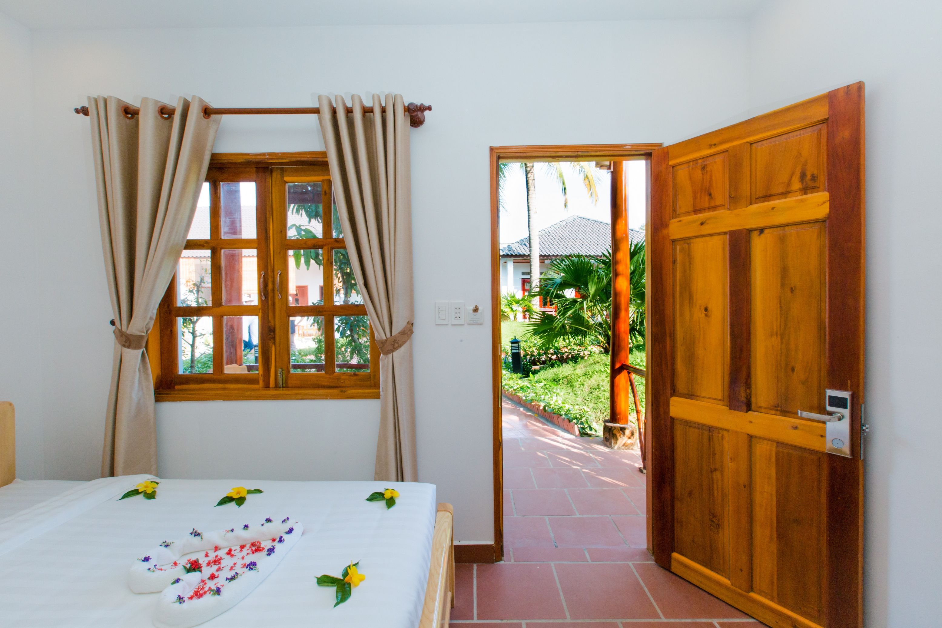 DELUXE ROOM GARDEN VIEW 