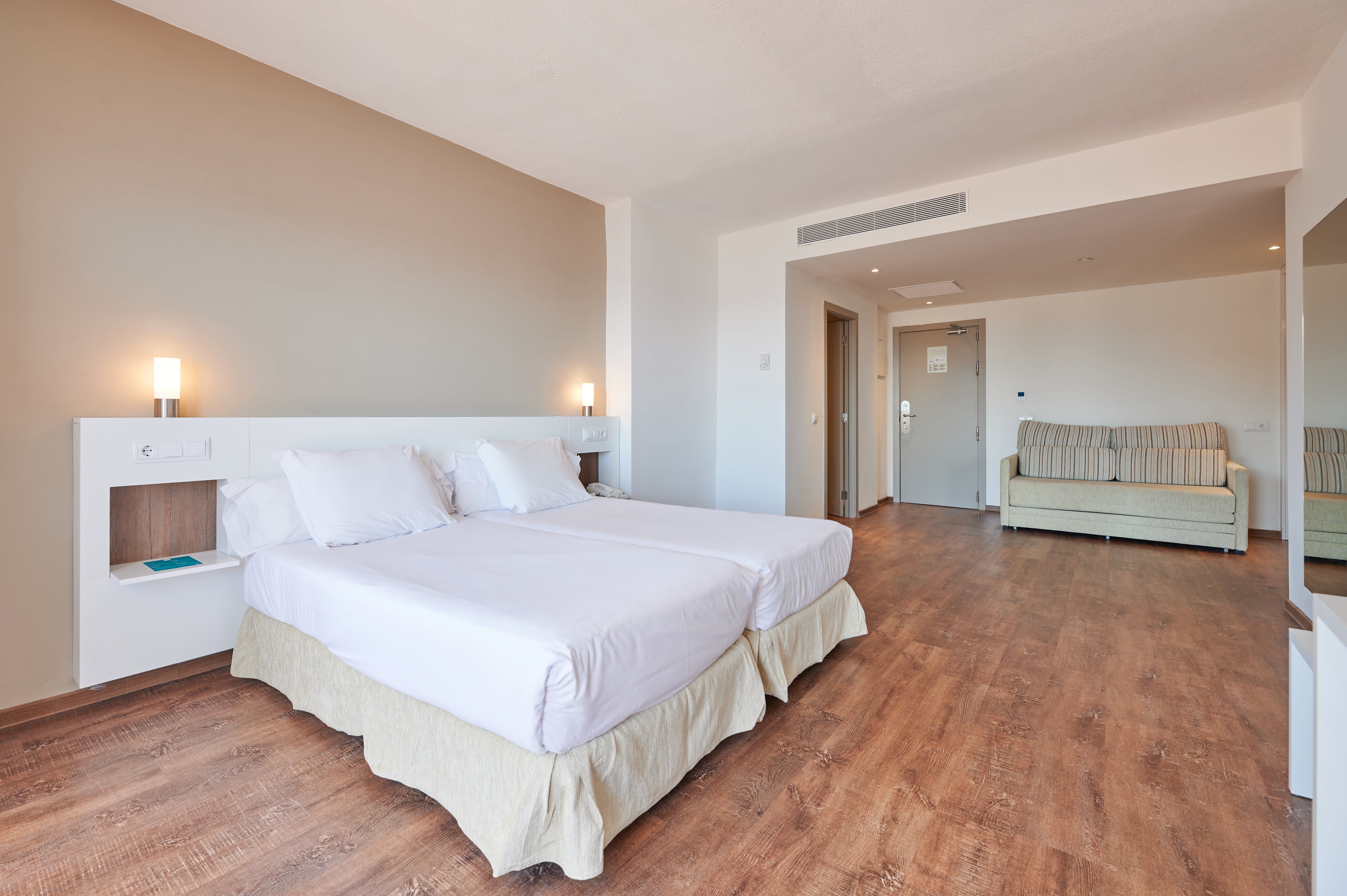 JUNIOR SUITE SEA VIEW (BALCONY)