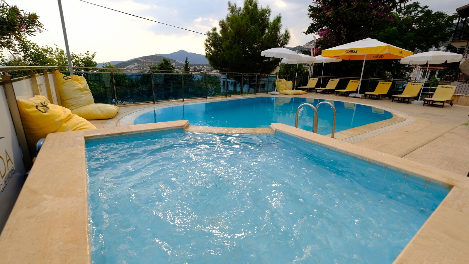 Piscina exterioara/interioara