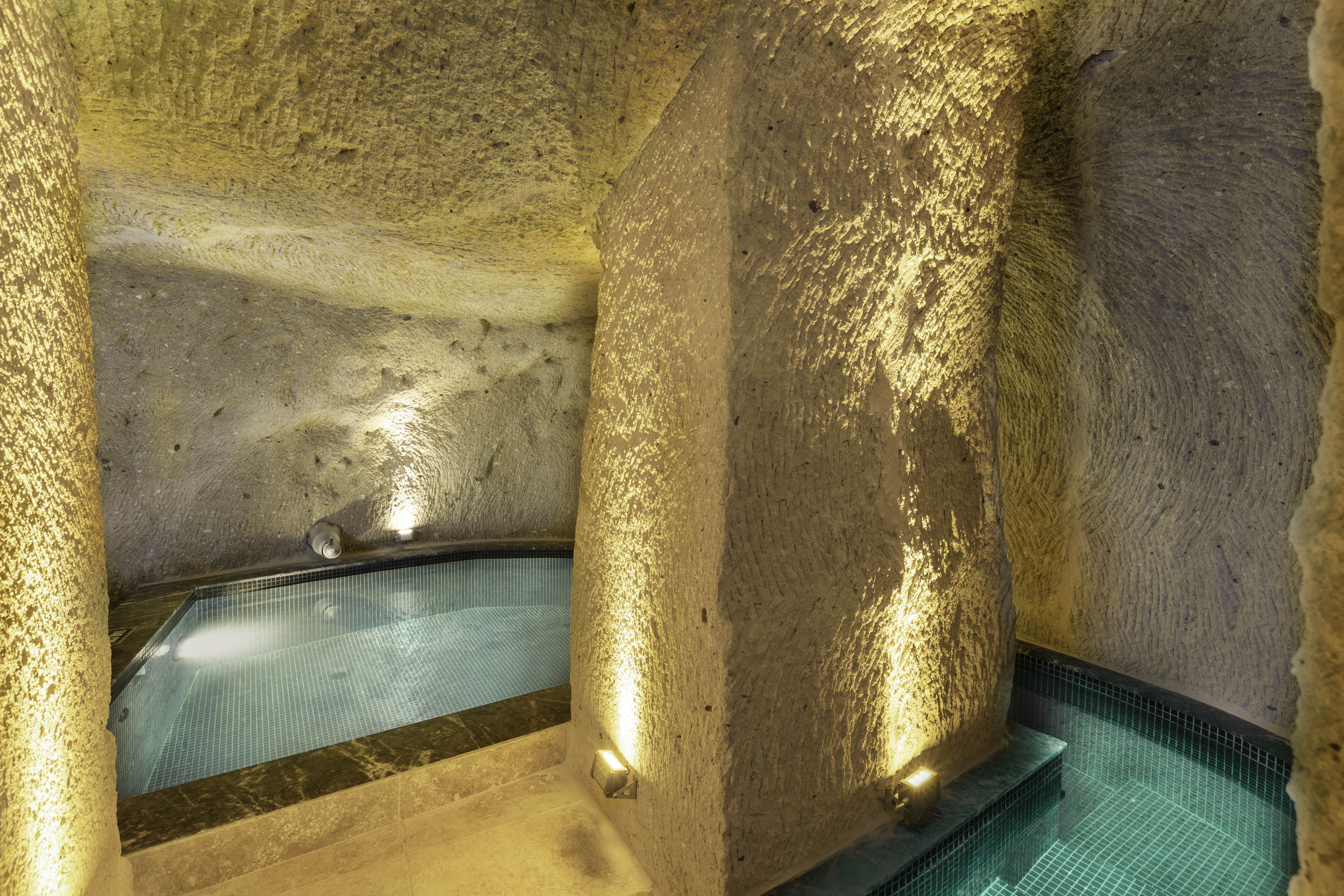 POOL SUITE WITH JACUZZI