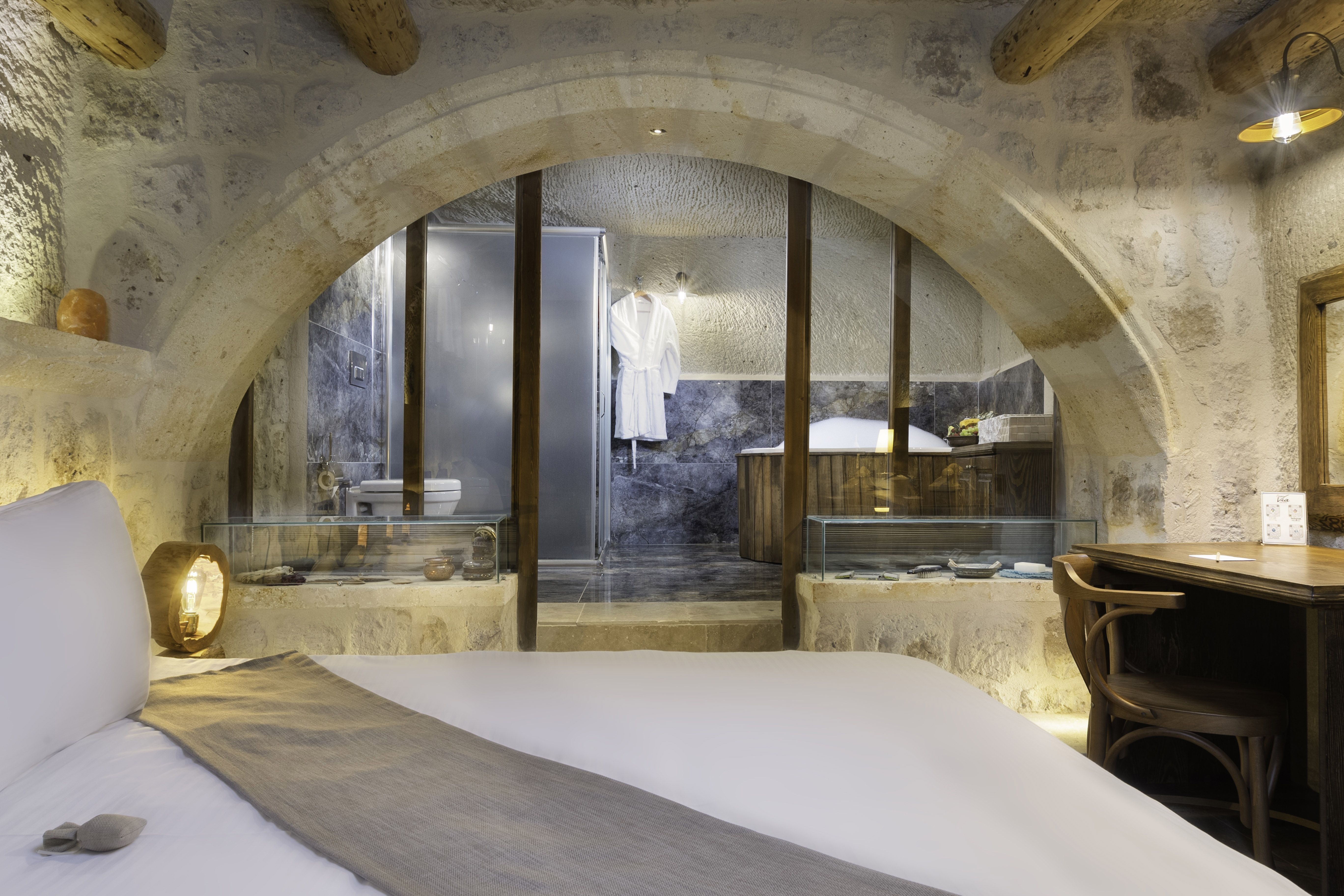 CAVE ROOM WITH JACUZZI