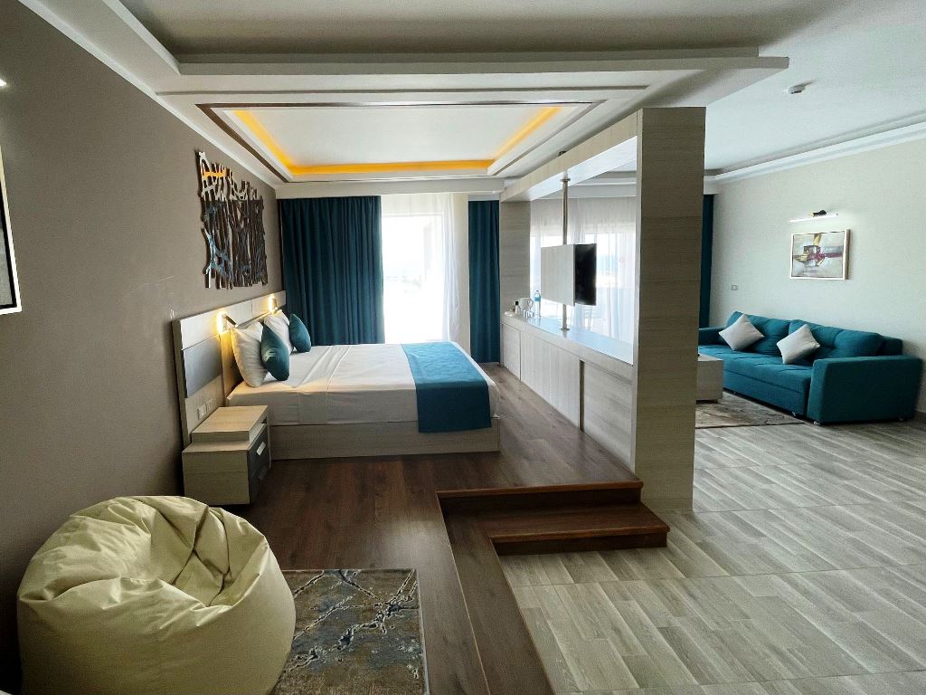 EXECUTIVE SUITE SEA FRONT