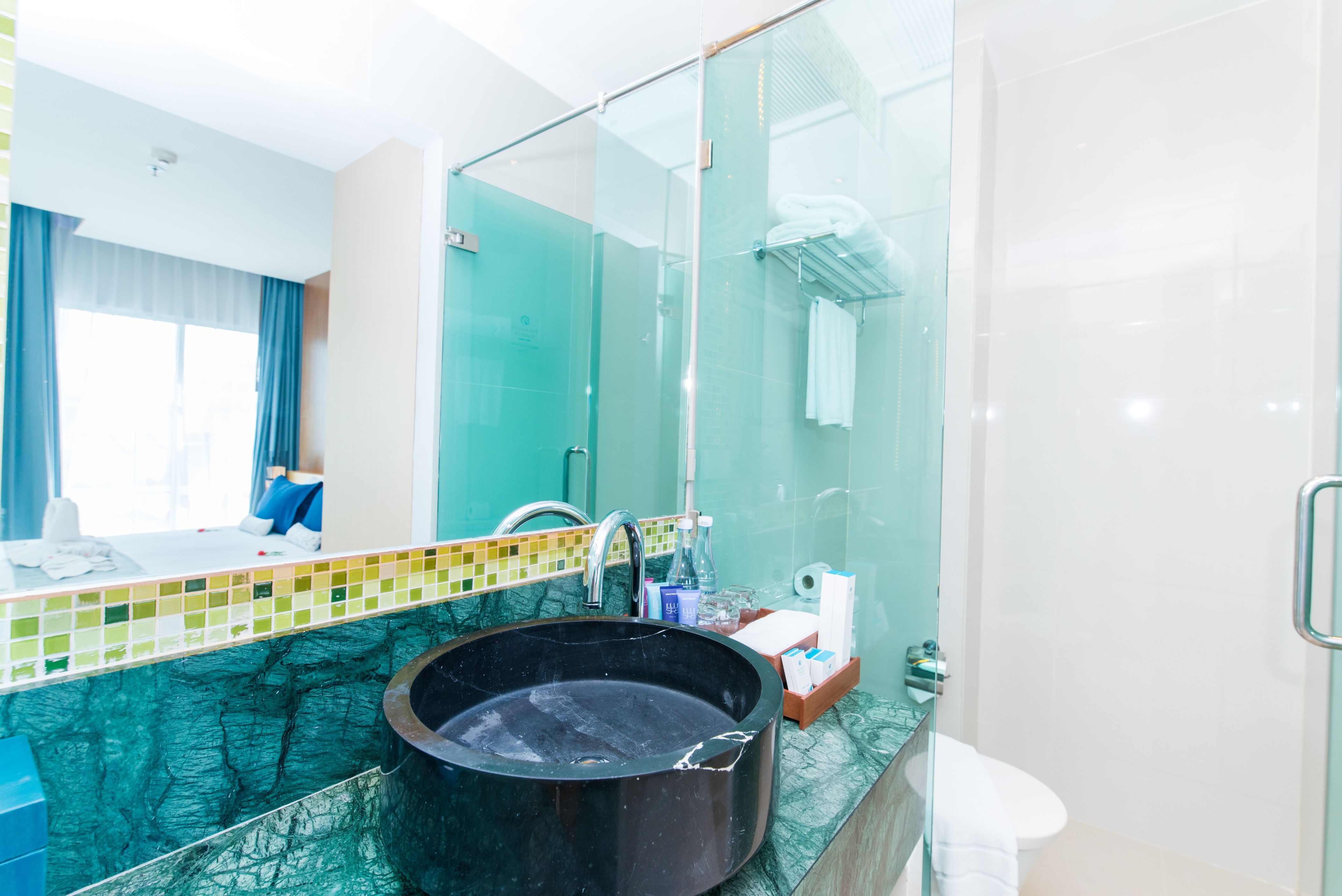 HONEYMOON POOL SUITE