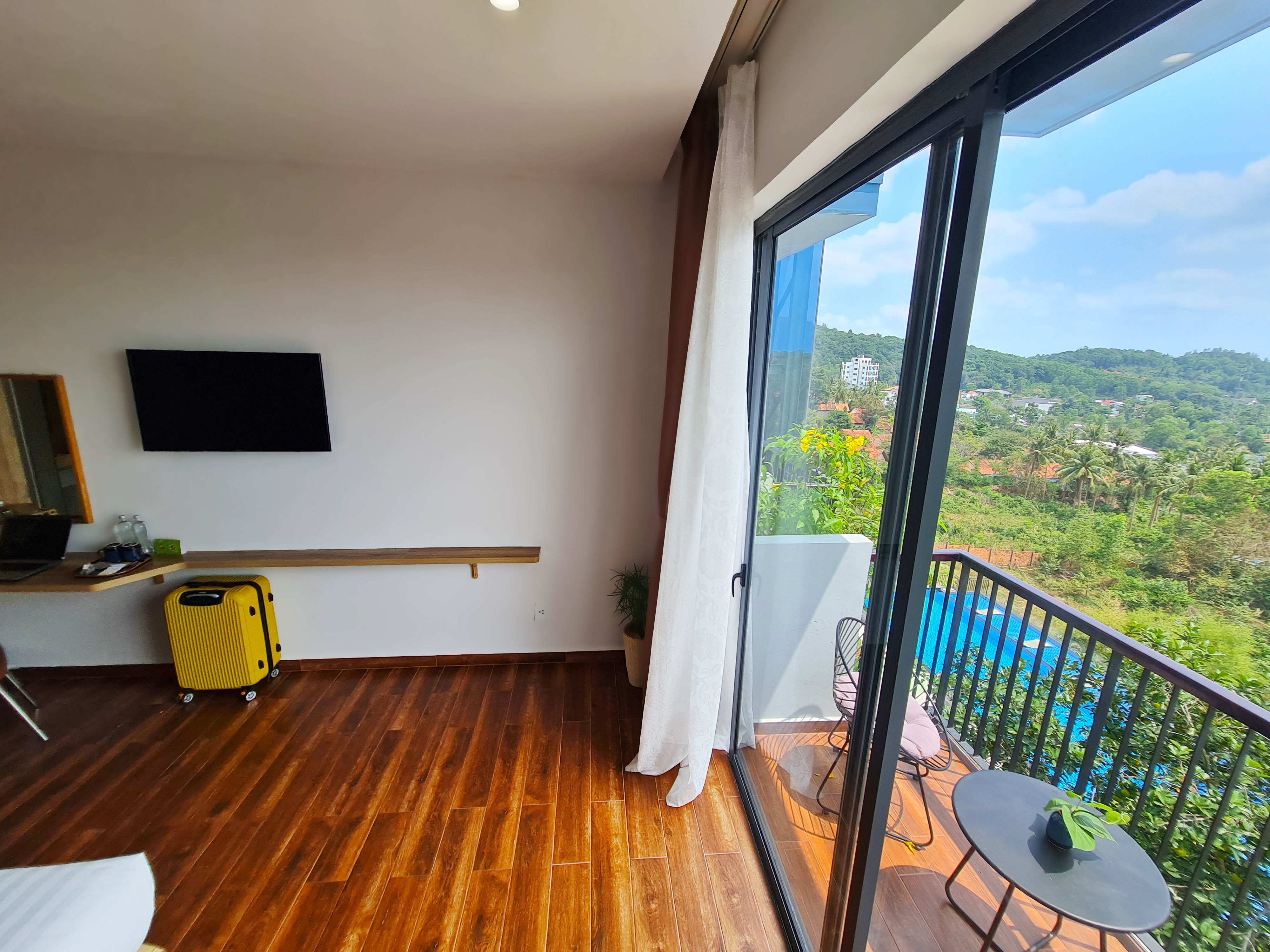 DELUXE DOUBLE SEAVIEW WITH BALCONY