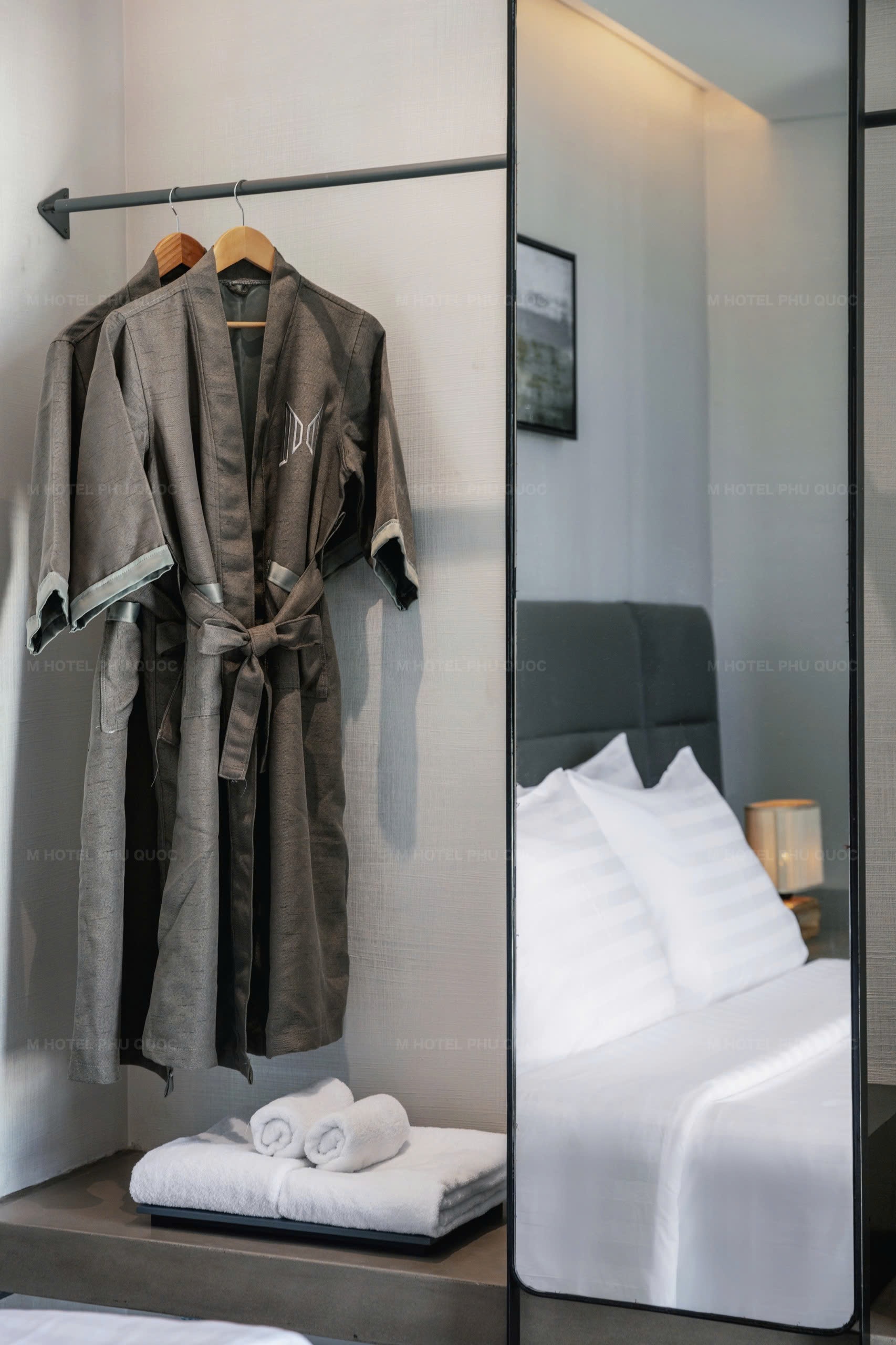 LA PETITE ROOM WITH WINDOW