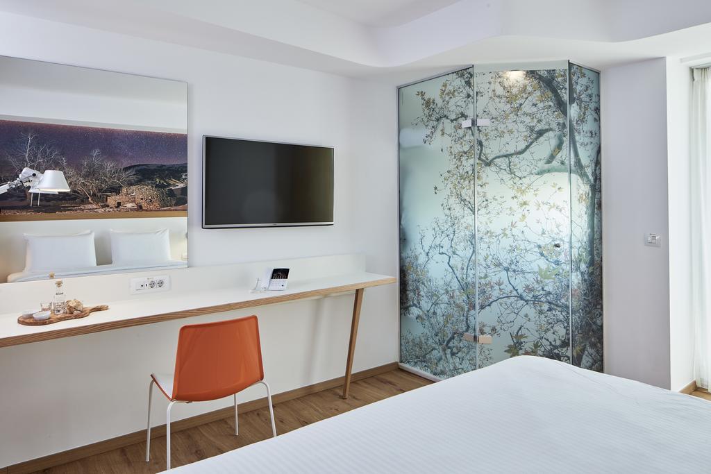 URBAN ROOM