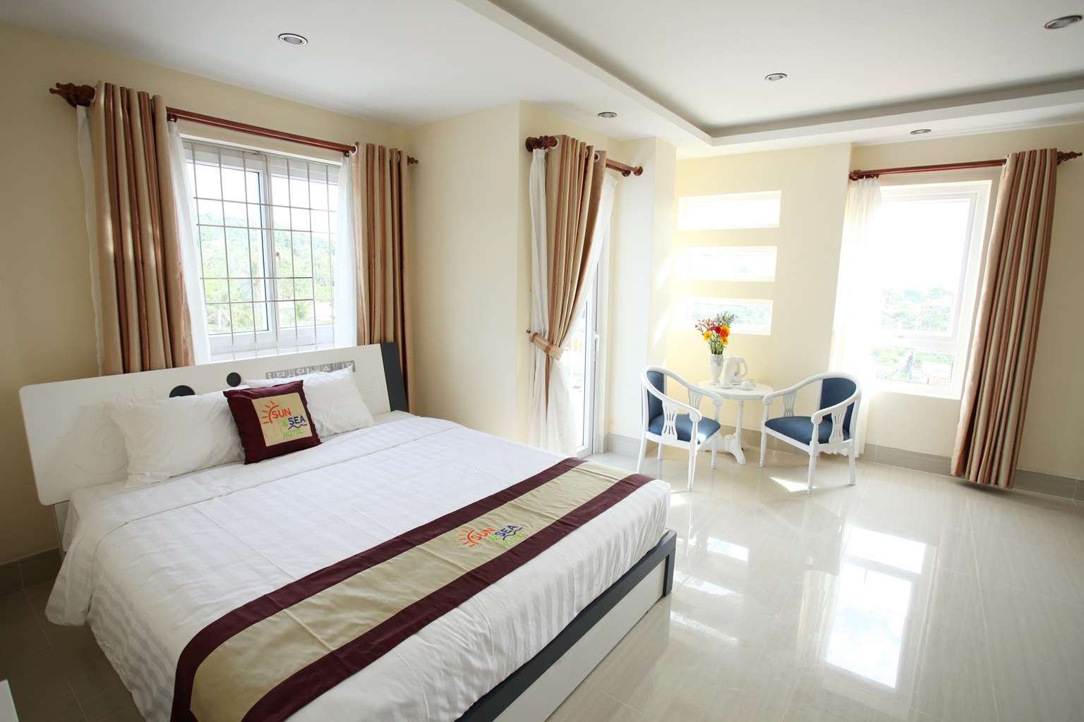 DELUXE DOUBLE ROOM