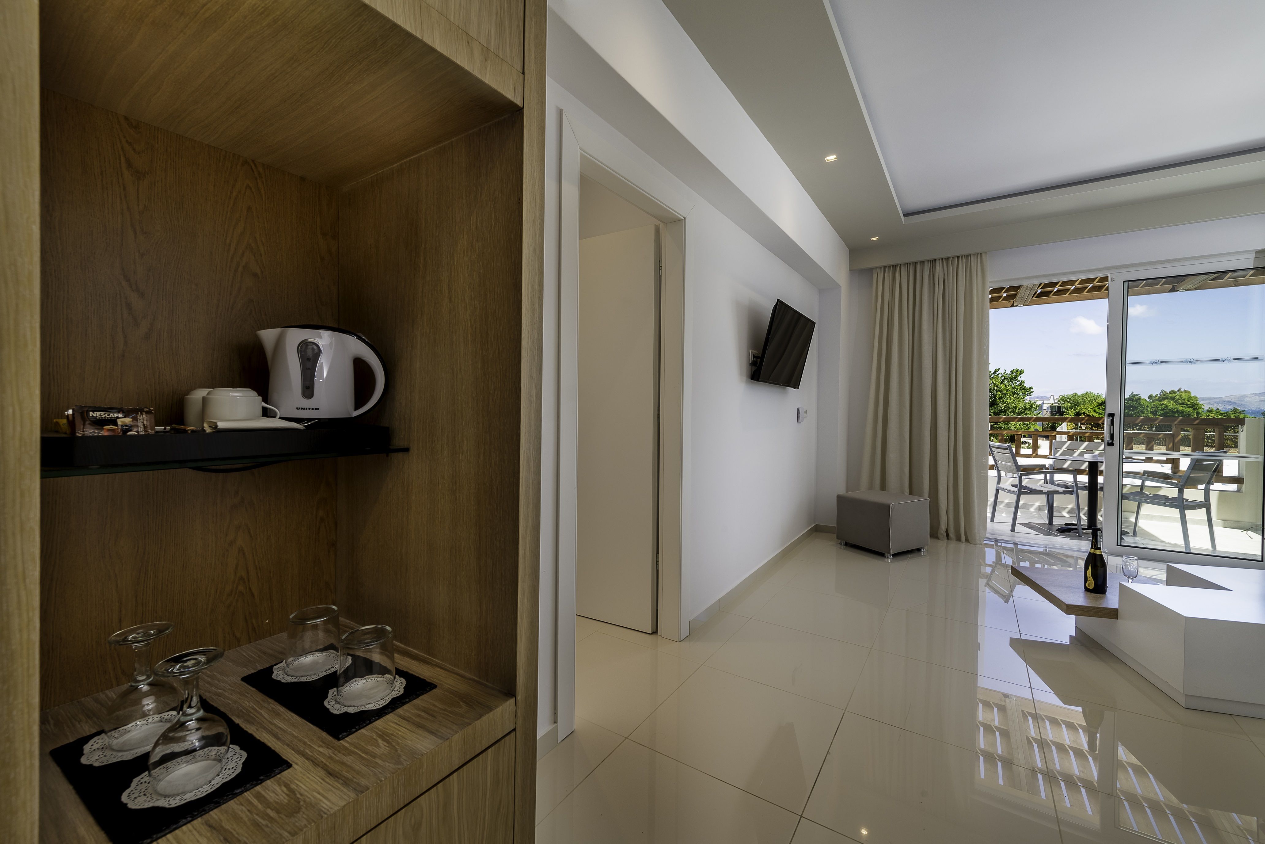 DELUXE FAMILY ROOM POOL VIEW BALCONY