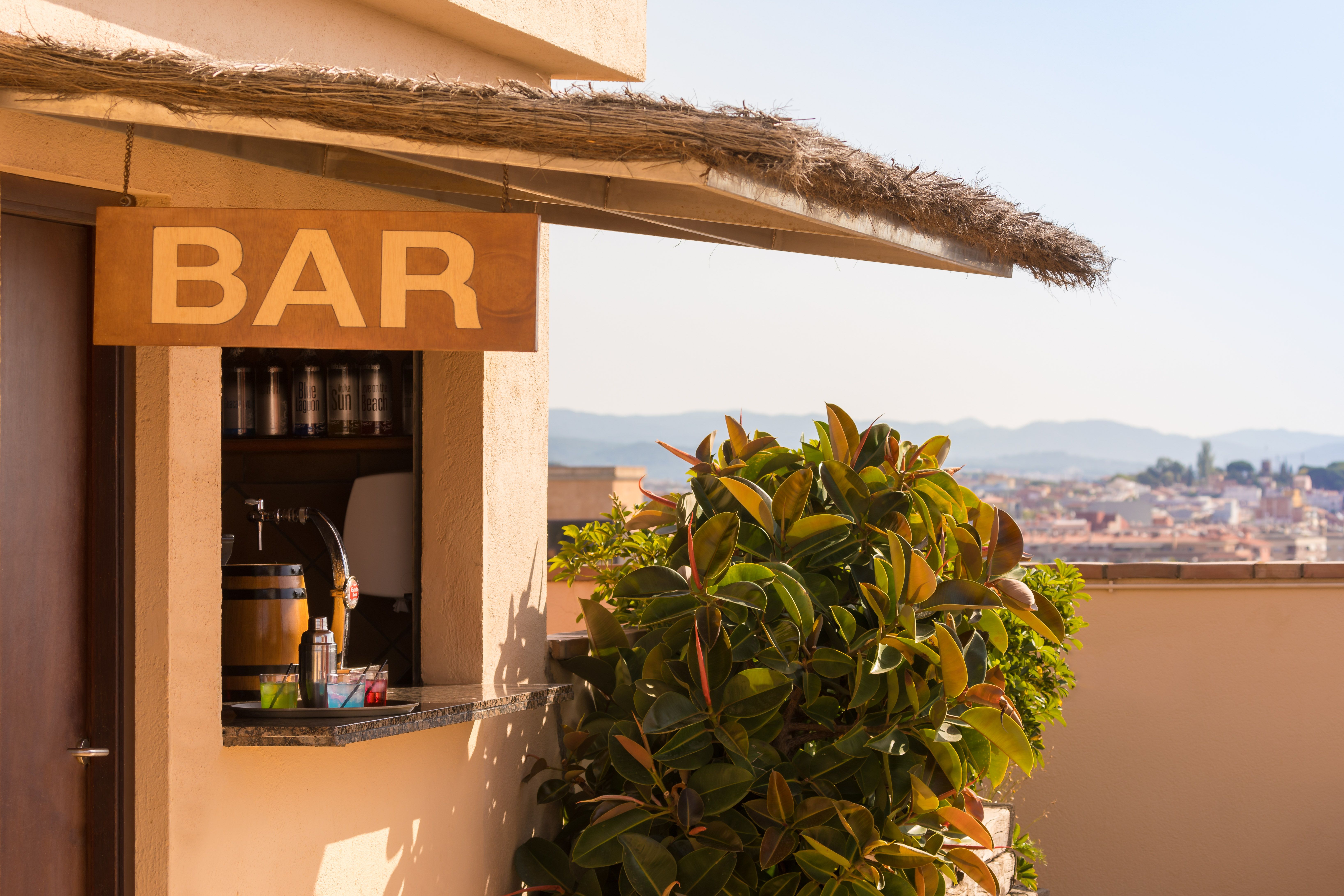 MAIN BAR