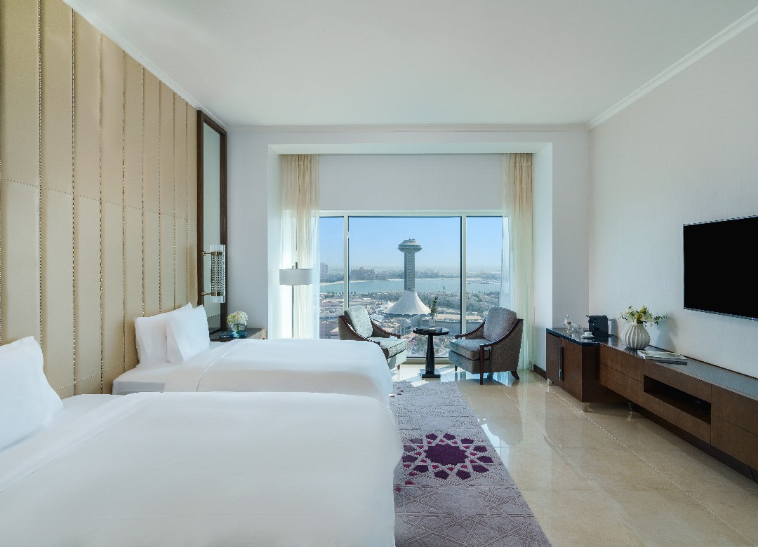 DELUXE ROOM CORNICHE VIEW KING / TWIN