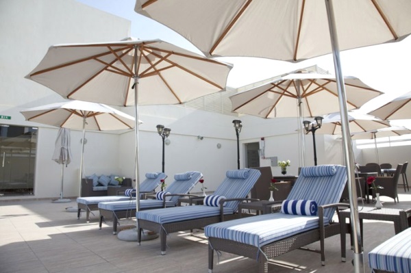 Dubai, Hotel Grand Excelsior al Barsha, sezlonguri.jpg