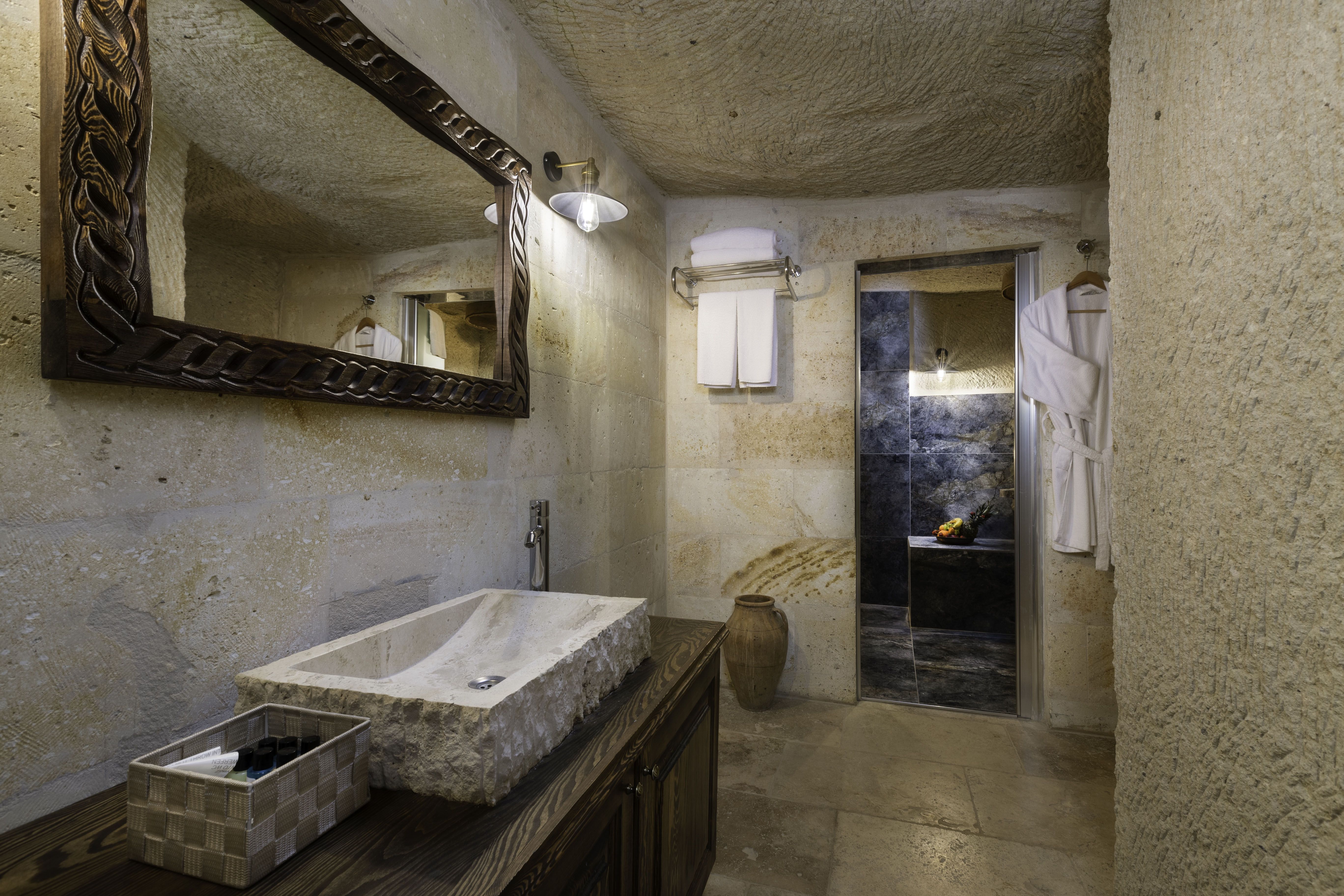 CAVE ROOM WITH JACUZZI