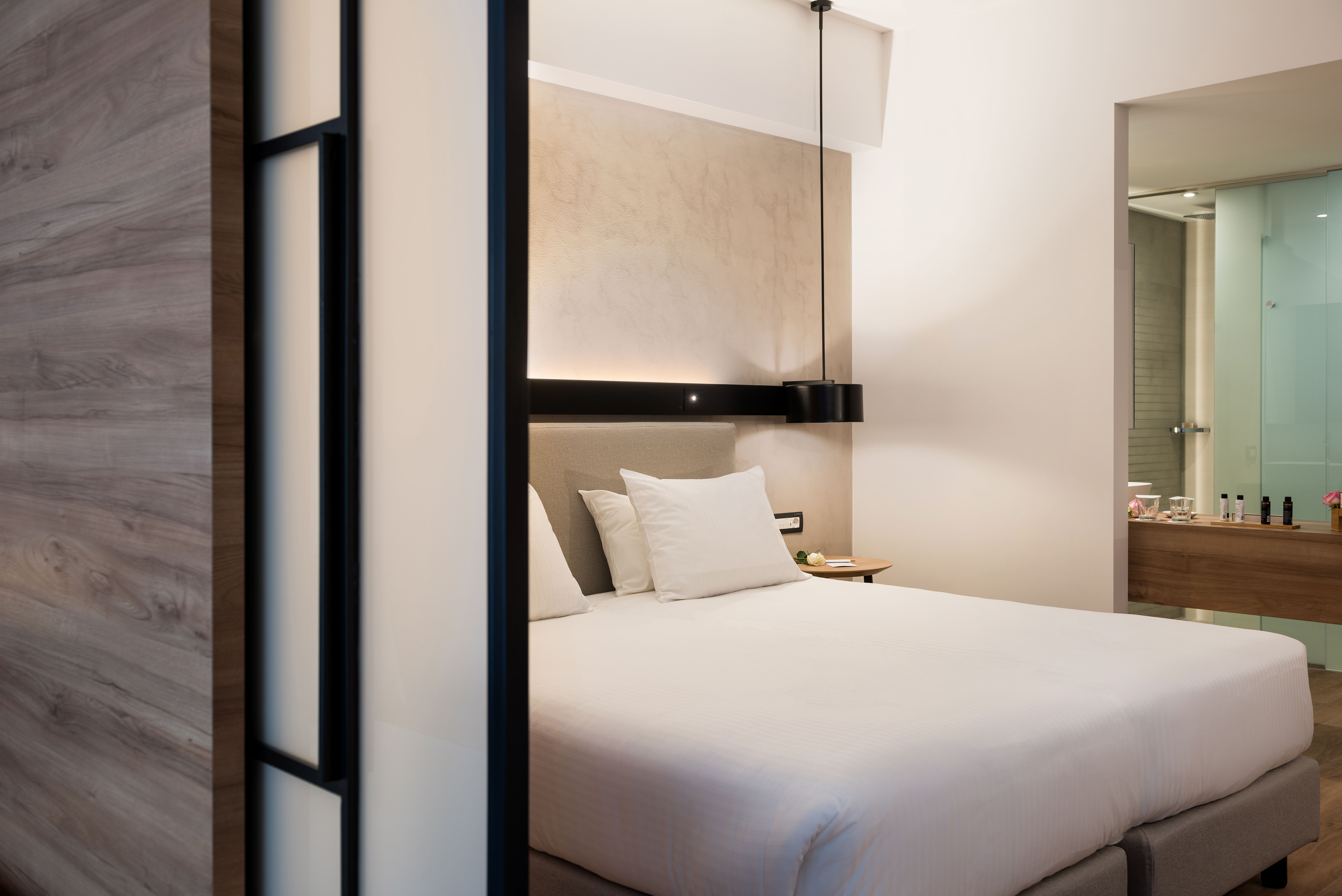 JUNIOR SUITE SHARING POOL