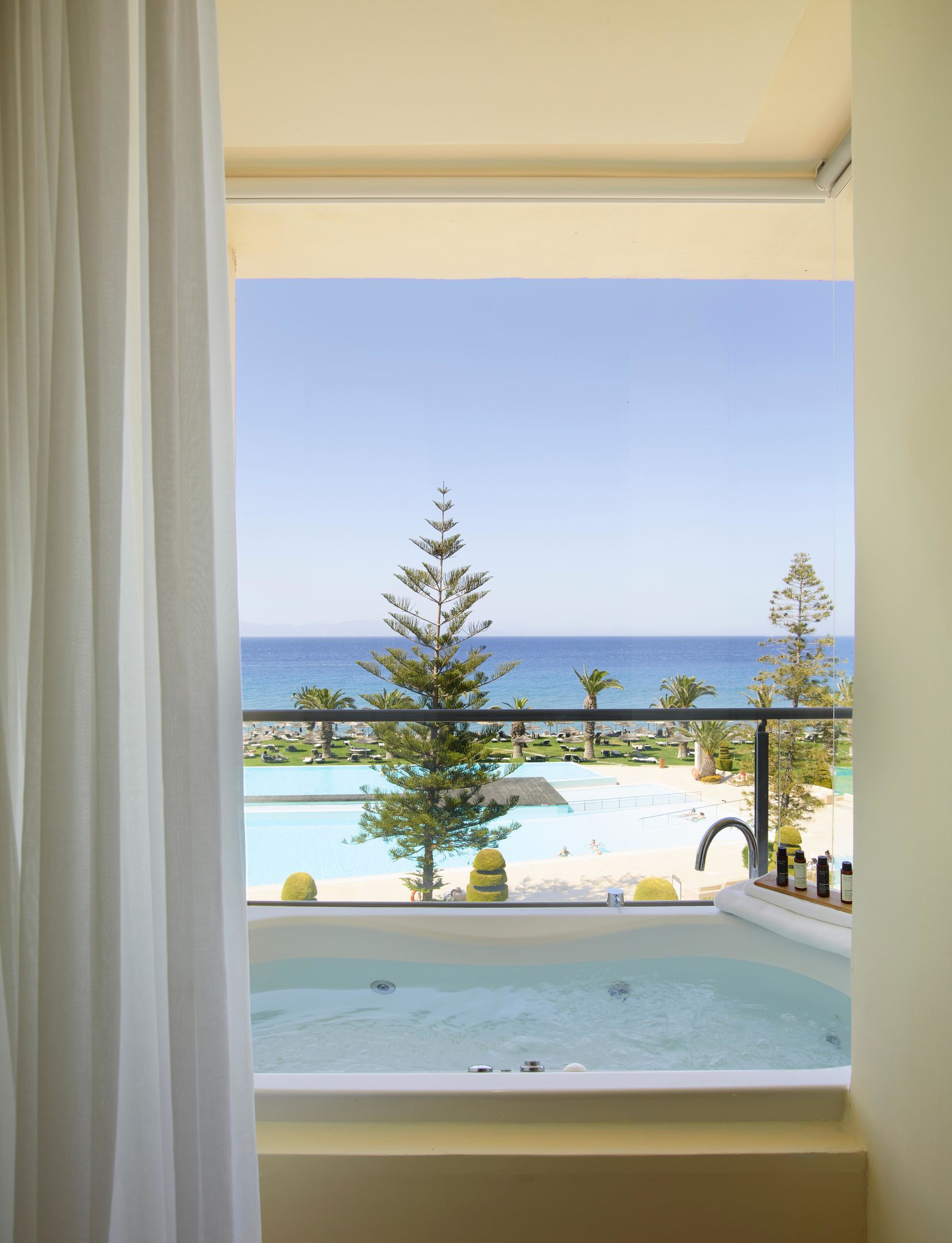 Deluxe room with spa bath sea view